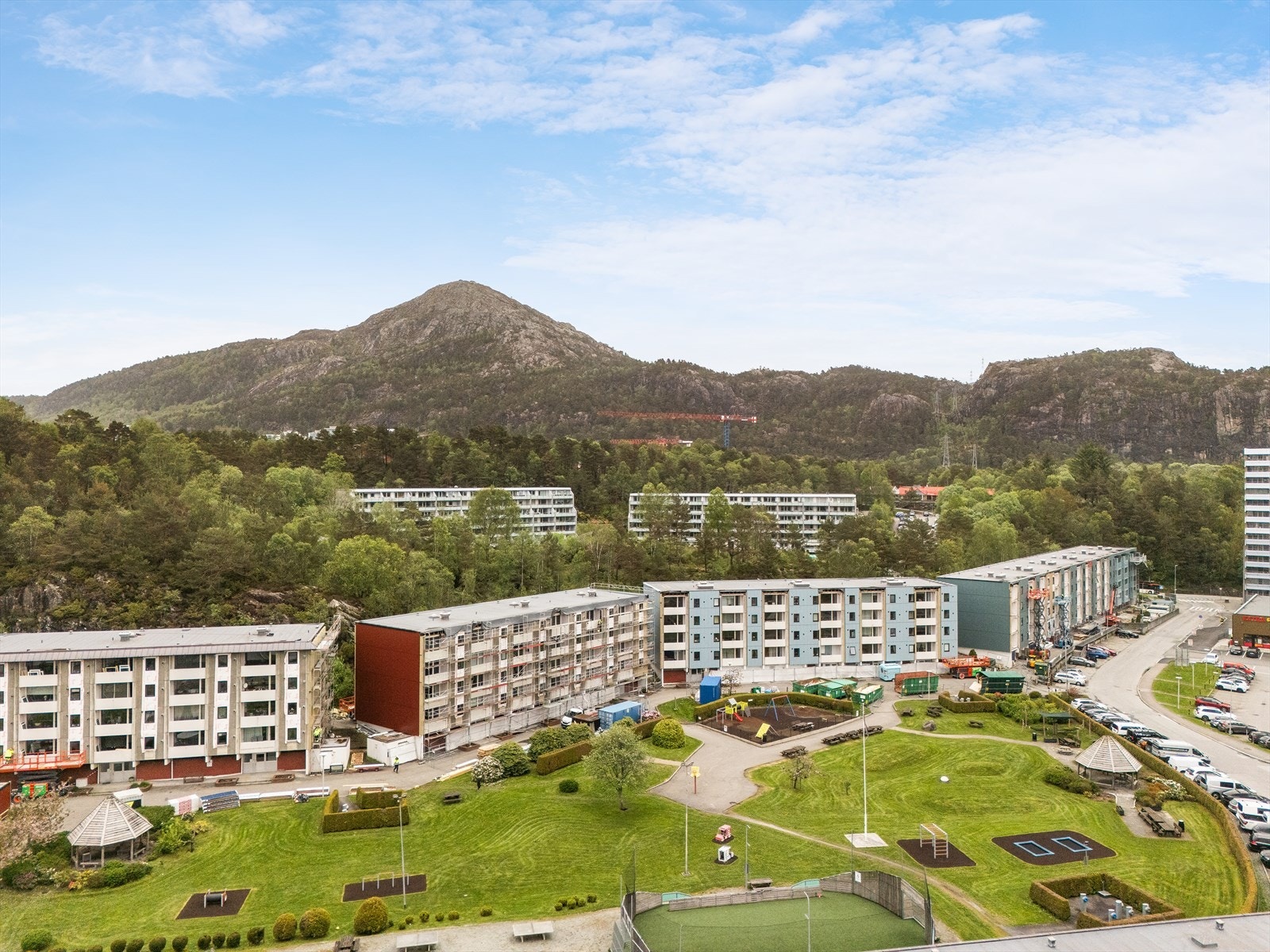 Et rolig og barnevennlig borettslag, med flotte utearealer og nærhet til Vestkanten og gode bussforbindelser. Galleribilde