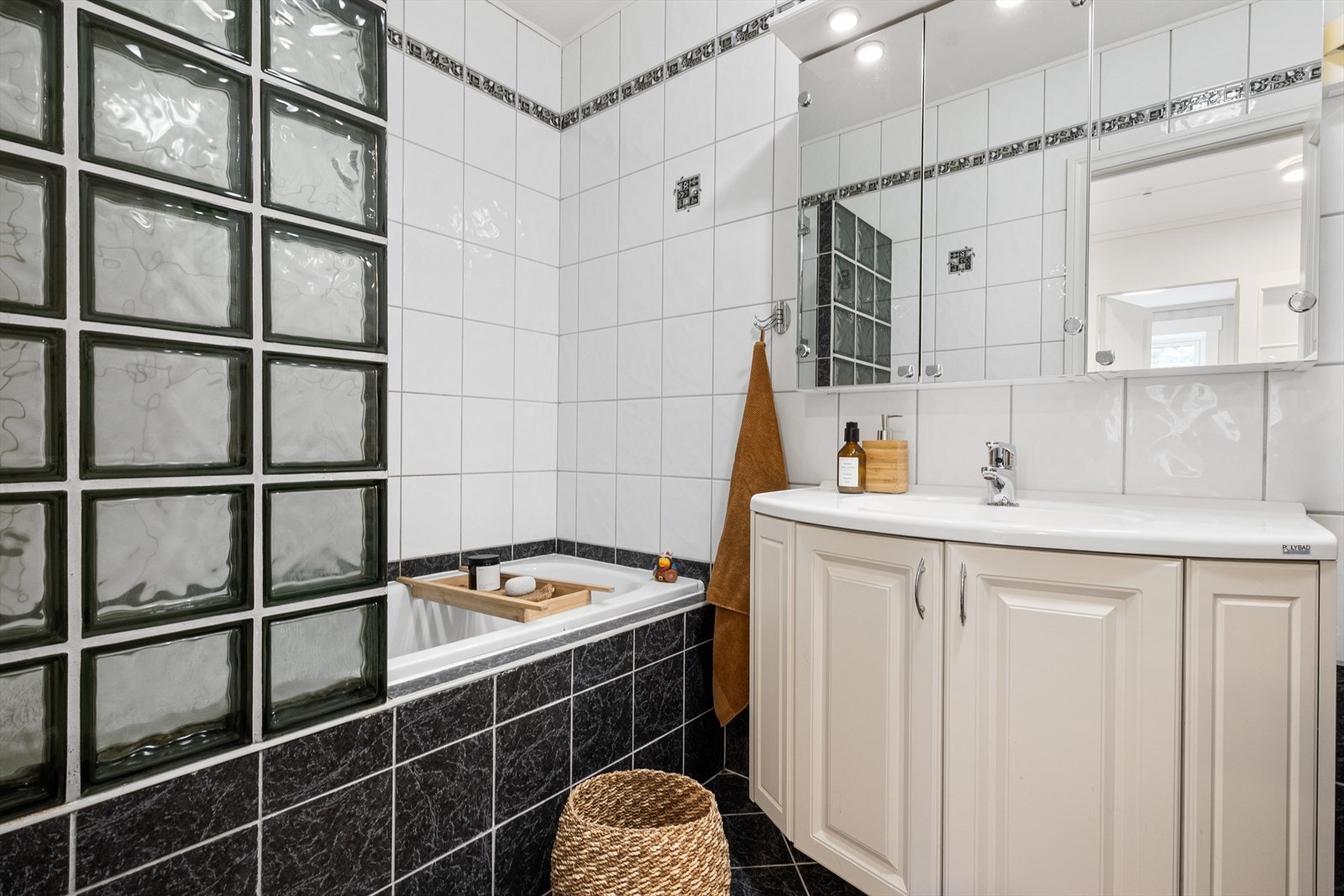 Badet er helfliset med varmekabler i gulvet. Galleribilde