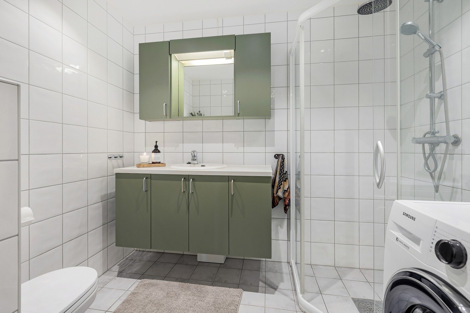 Badet er helfliset og har en tidløs utforming med lyse overflater som gir et rent og moderne uttrykk. Galleribilde