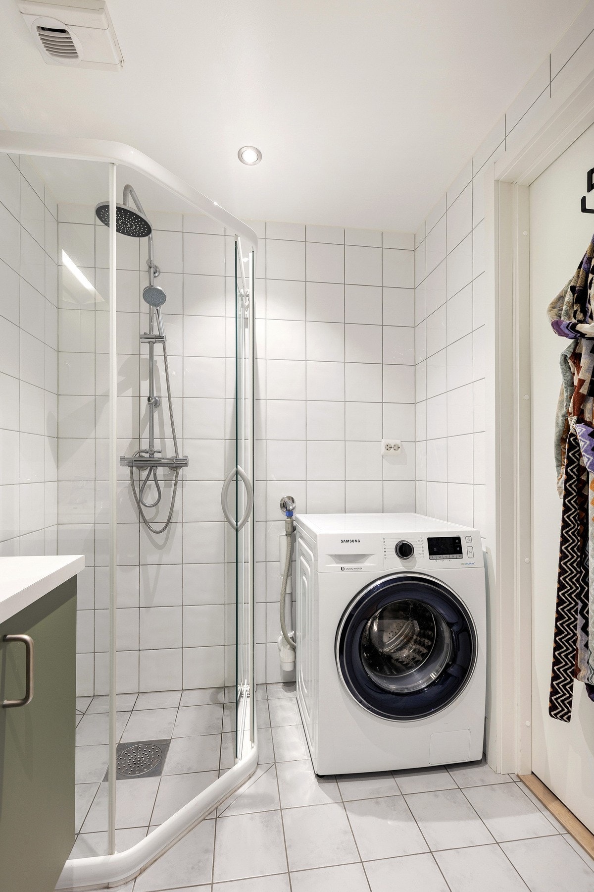 Det er opplegg for vaskemaskin på badet. Galleribilde