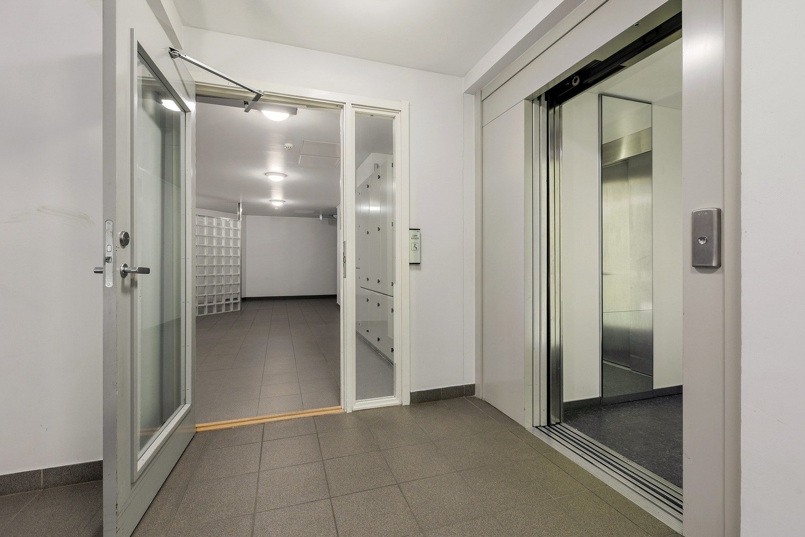 Heisadkomst til leiligheten og garasjen fra byggets felles inngangsparti. Galleribilde