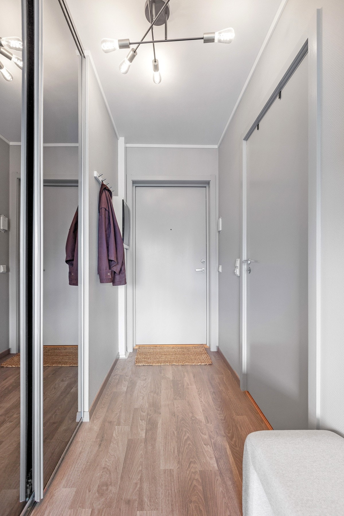 Lys og romslig entré med laminatgulv og god plass for garderobeløsning. Galleribilde
