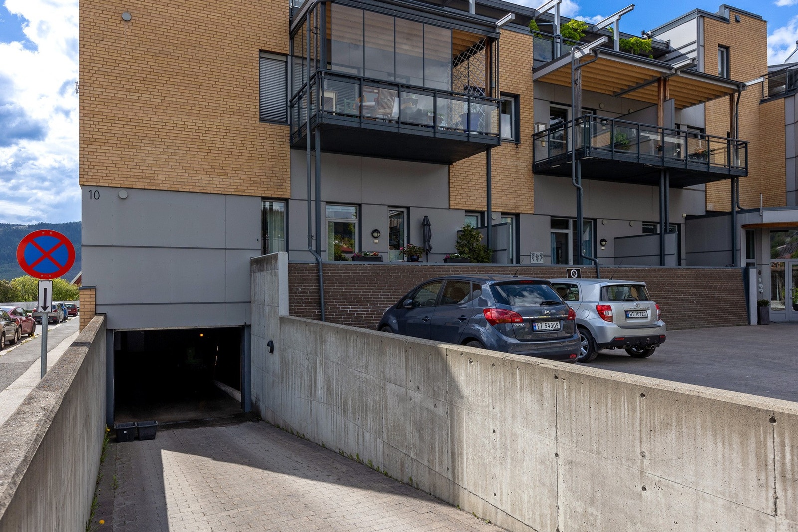 Nedkjøring til parkeringskjeller er asfaltert. Galleribilde