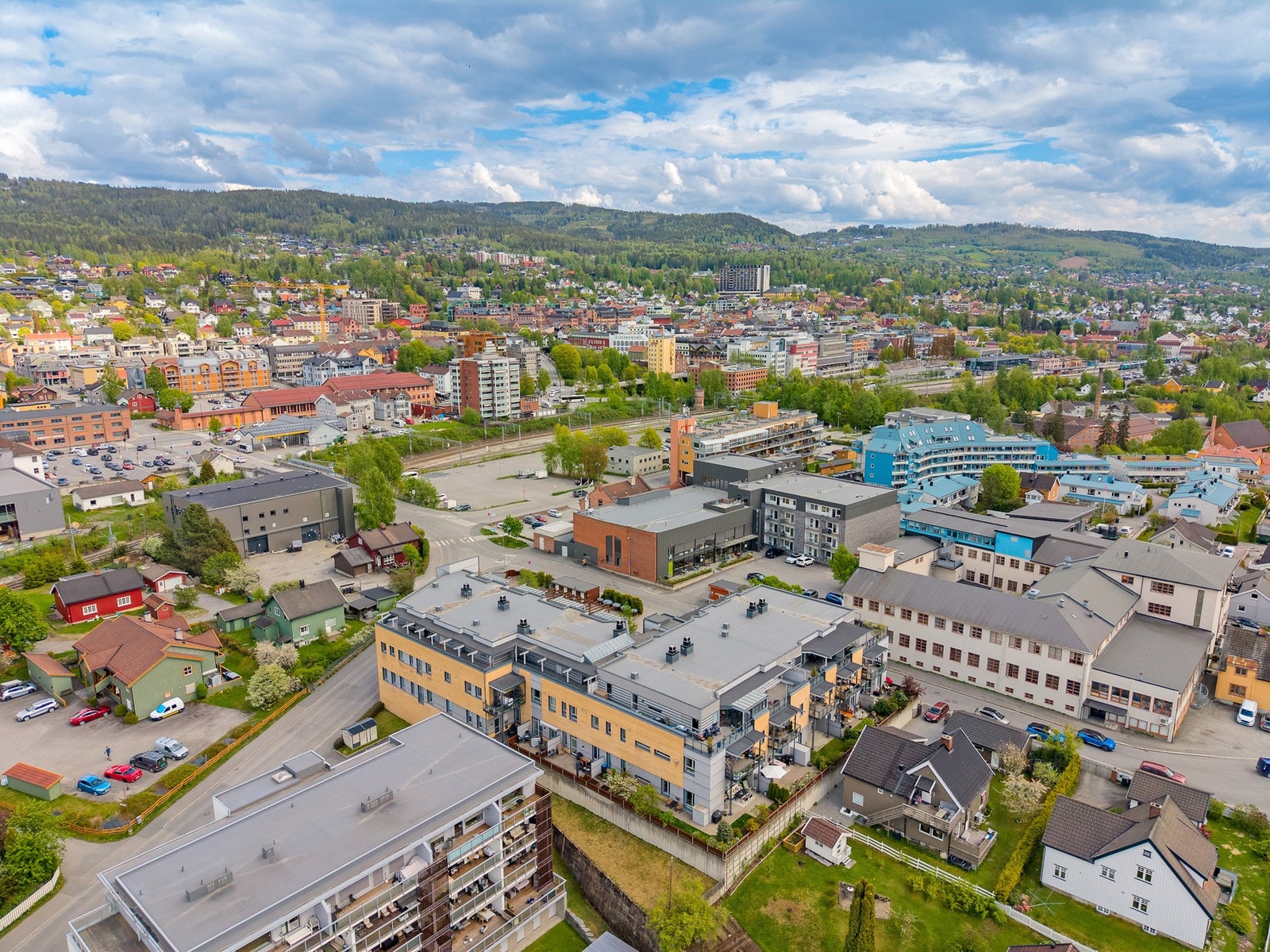 Fra leiligheten er det også kort vei til Lillehammer skysstasjon med gode tog- og bussforbindelser, samt flotte tur- og rekreasjonsmuligheter langs Strandpromenaden ved Mjøsa og Lågen. Galleribilde