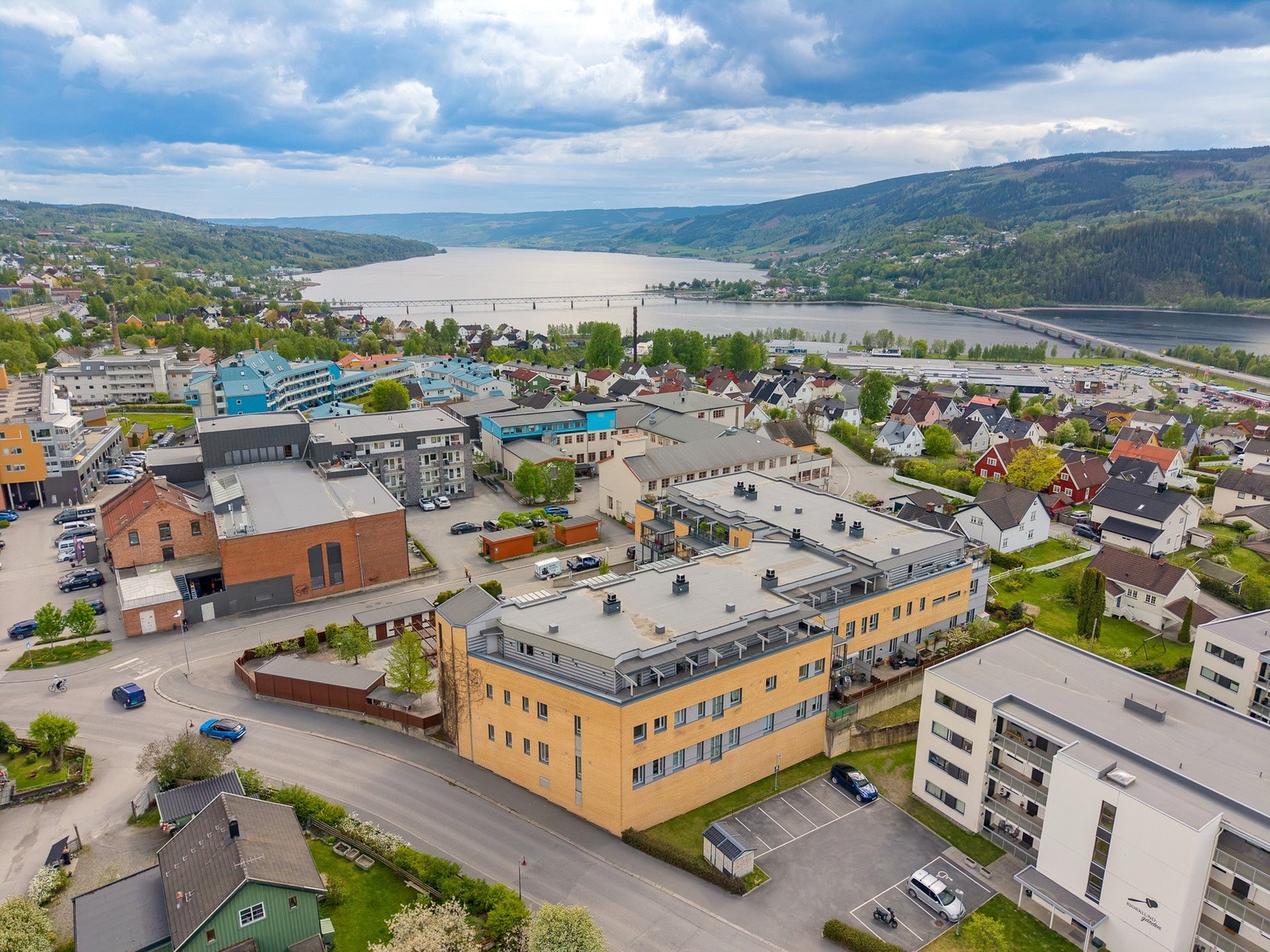 Her bor du med kort og flat gangavstand til sentrumsgater, butikker, serveringssteder, treningssentre og øvrige servicetilbud. Galleribilde