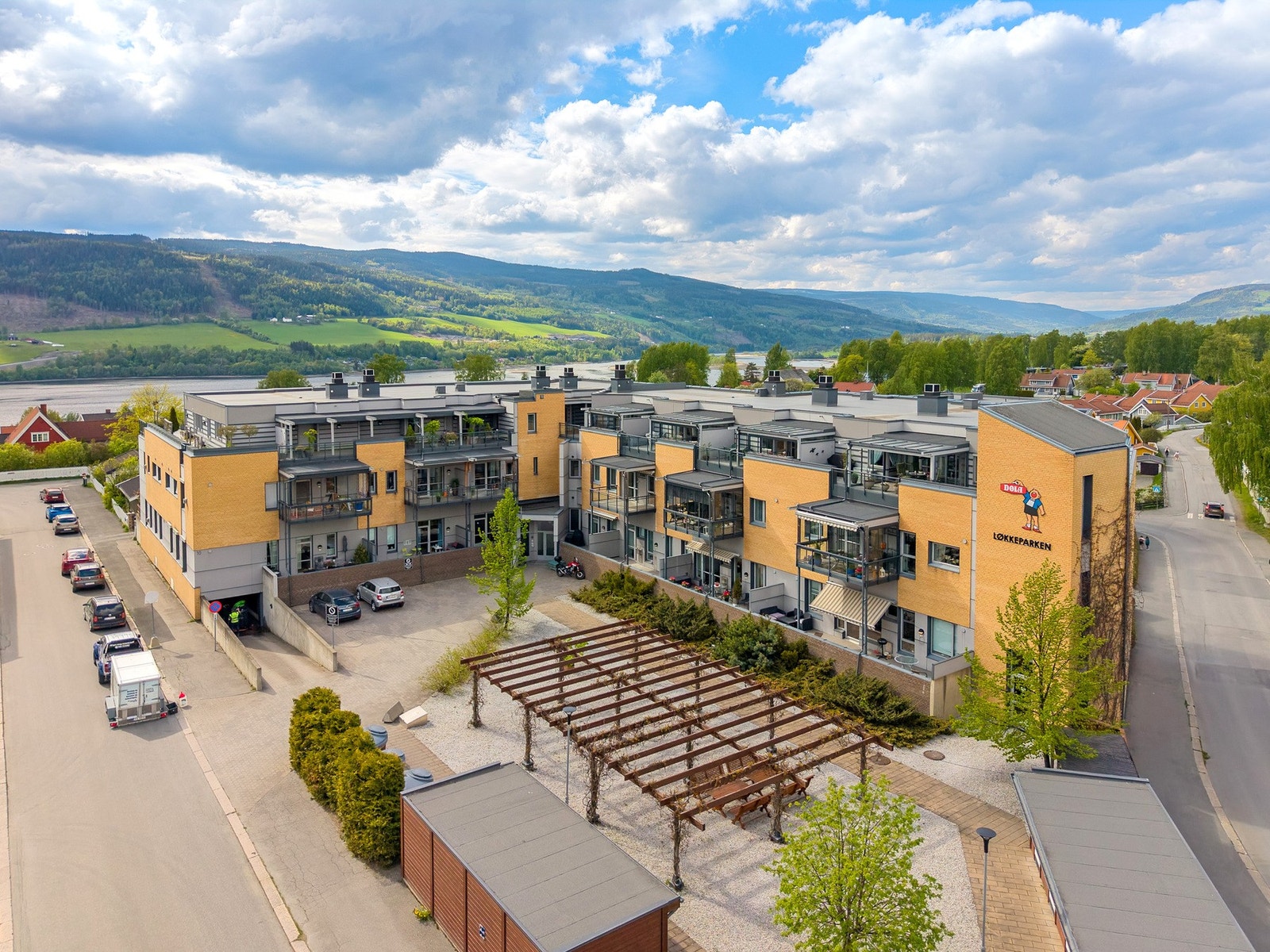 Leiligheten ligger i et moderne bygg med heis. Galleribilde