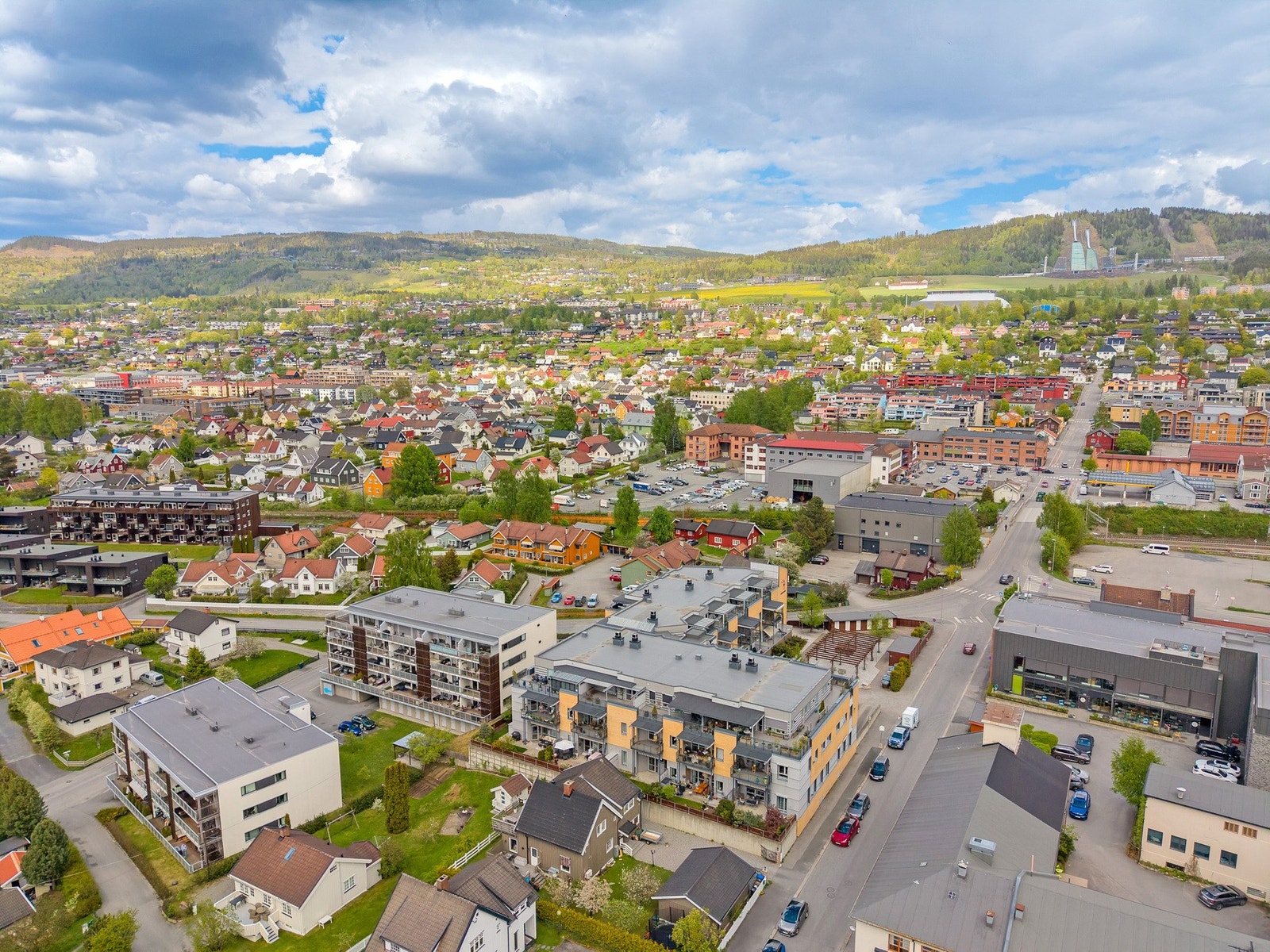 Området består hovedsakelig av blokkbebyggelse og etablerte boligområder med gode solforhold og hyggelige fellesarealer. Galleribilde