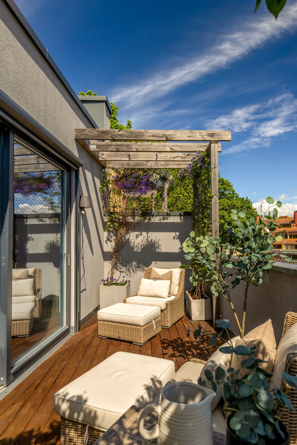 Terrassen har en sjarmerende pergola tilrettelagt for klatreplanter Galleribilde