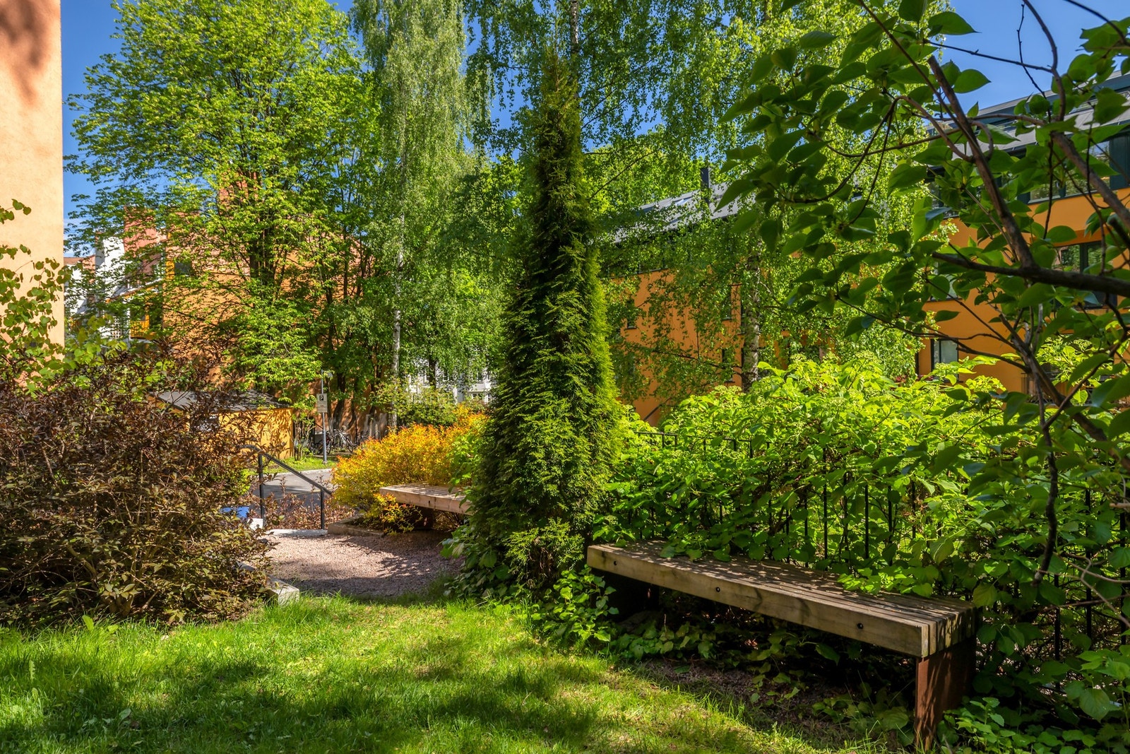 På enden av tomten er det flott fellesareal, via fellesarealene har du direkte adkomst til terrassen Galleribilde