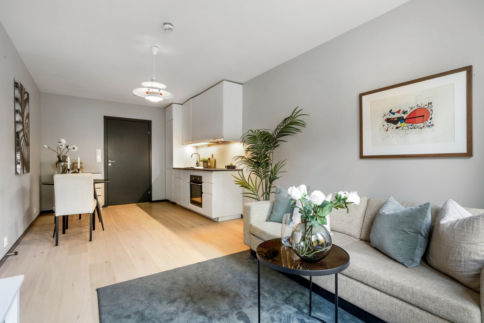Oppholdsrommet har enstavs eikeparkett, malte veggflater, samt plass til sovesofa/day bed, tv-møblement og et spisebord Galleribilde