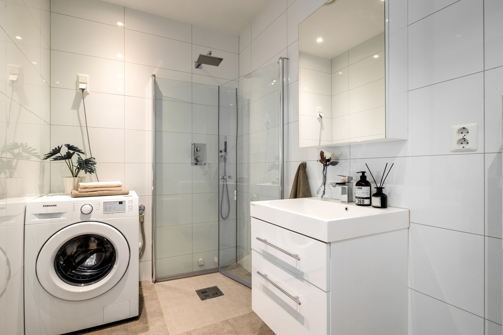 Badet har gulvvarme og opplegg for vaskemaskin Galleribilde