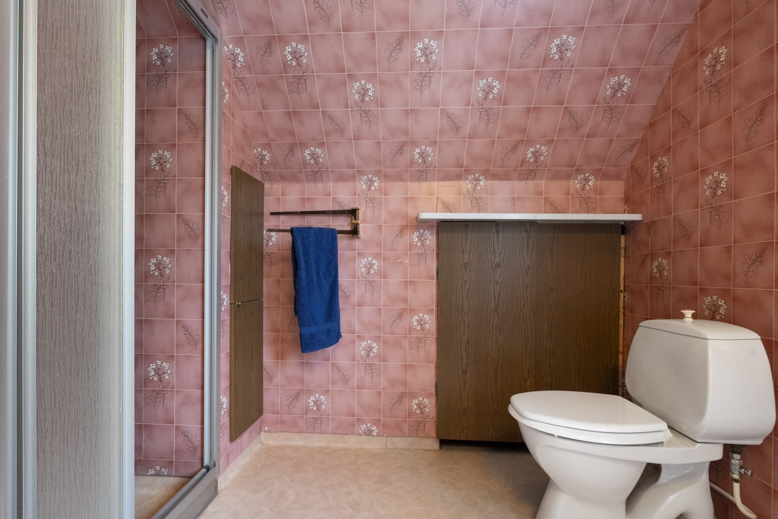 Badet er praktisk innreidd med dusjnisje under skråtaket. Galleribilde