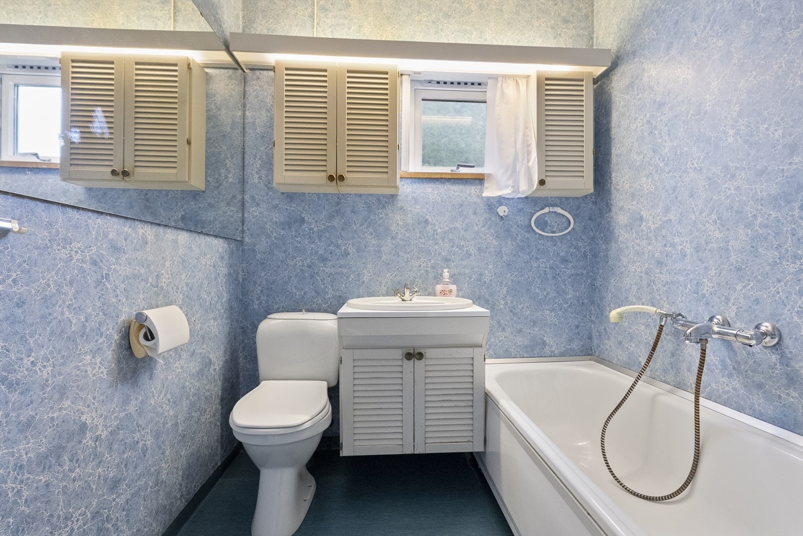 Badet i andre etasje er utstyrt med badekar, servant med underskap og klosett. Galleribilde