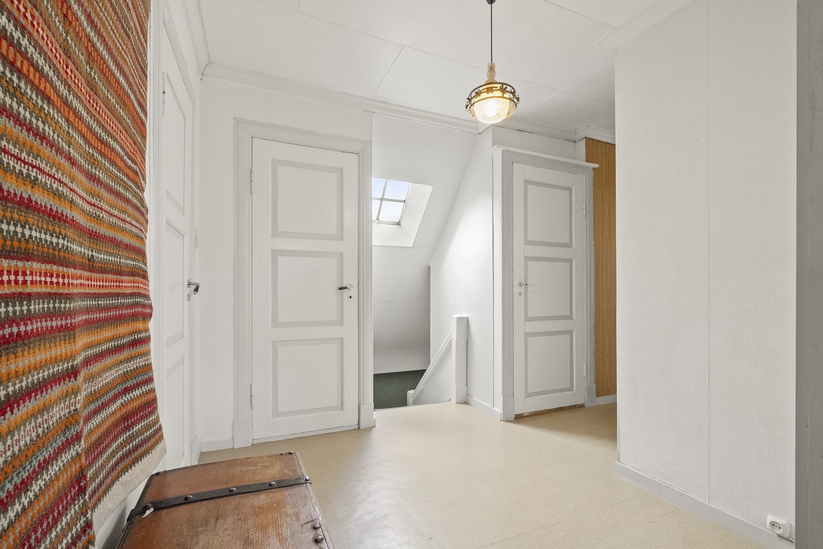Gangareal på loftet - her er adkomst til 3 soverom, bad og boder Galleribilde