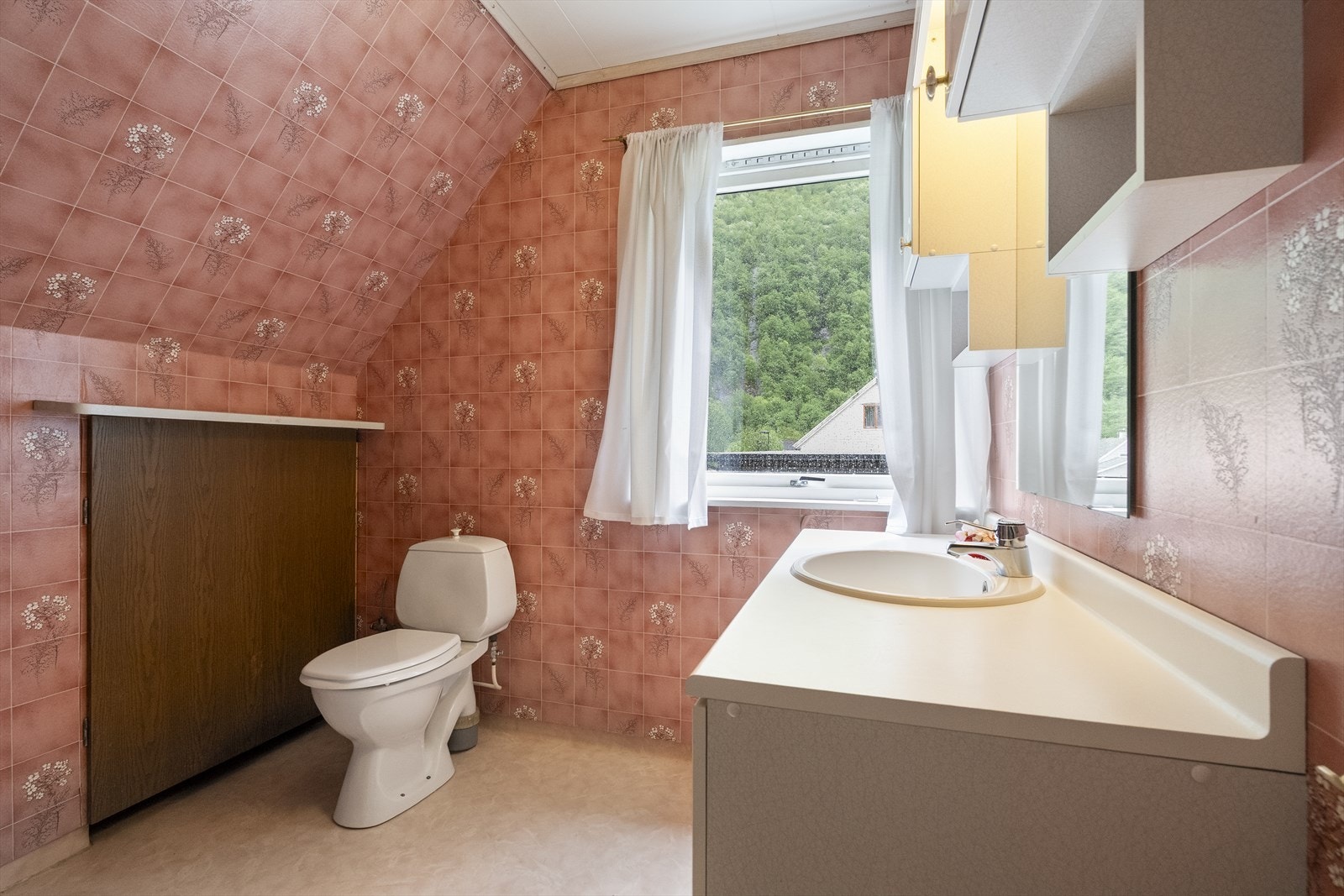 Badet på loftet har belegg på golvet, våtromstapet på veggane, servant og klosett. Galleribilde