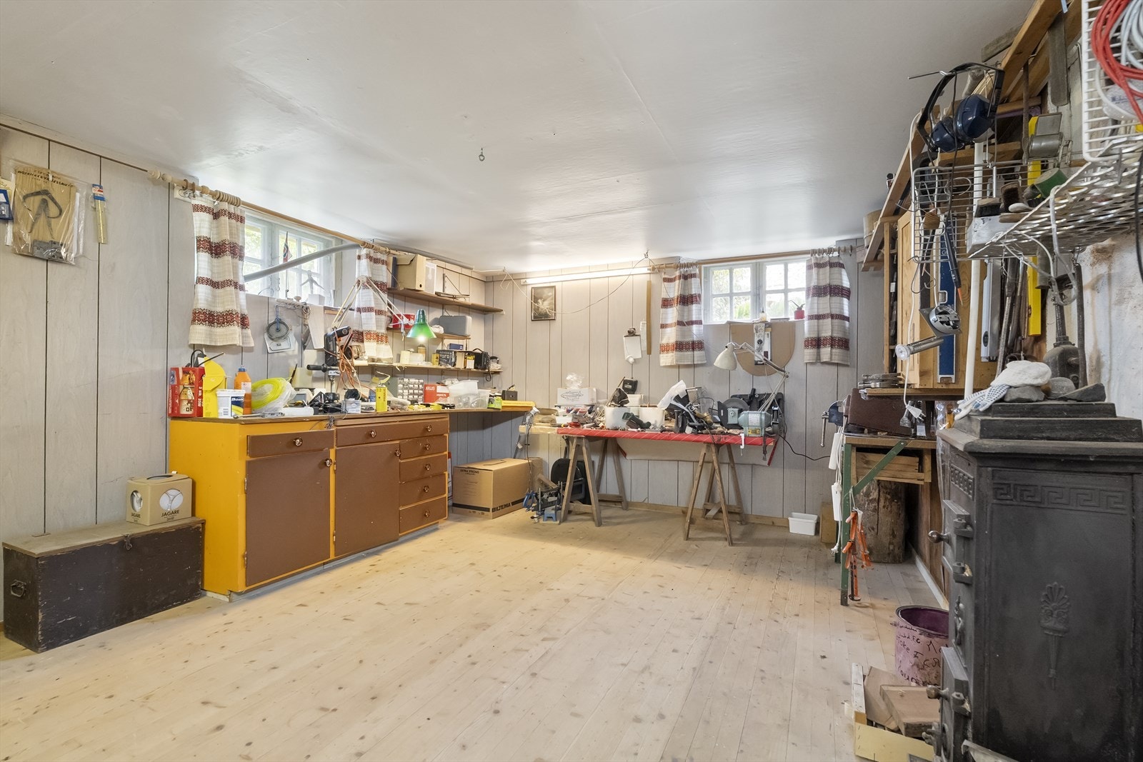 Kjellaren er innreda med boder, vaskerom og verkstad Galleribilde