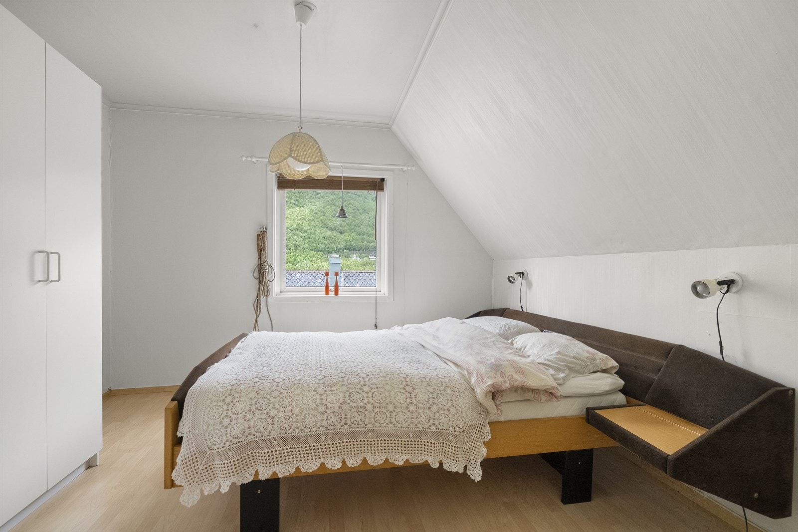 Eitt av dei tre soveromma på loftet, med laminat på golvet og god plassutnytting under skråtaket. Galleribilde