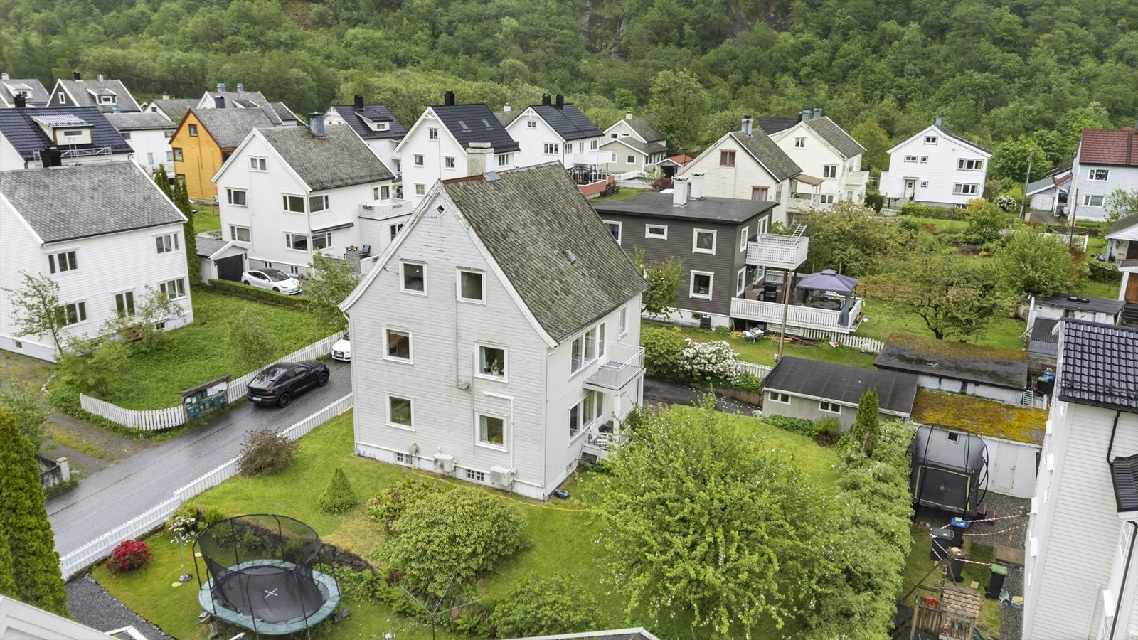 Frå bustaden er det gangavstand til daglegvarebutikkar i sentrum, idrettsanlegg, barnehage og skule Galleribilde