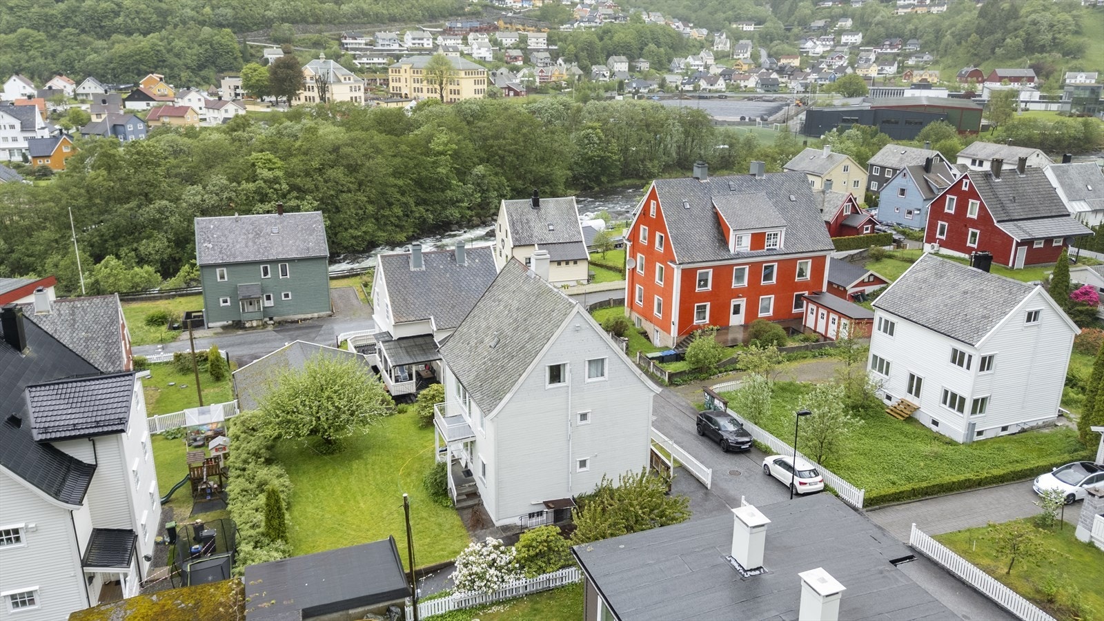 Eigedomen ligg i etablert og barnevennlig bustadområde på Sæbø i Høyanger Galleribilde