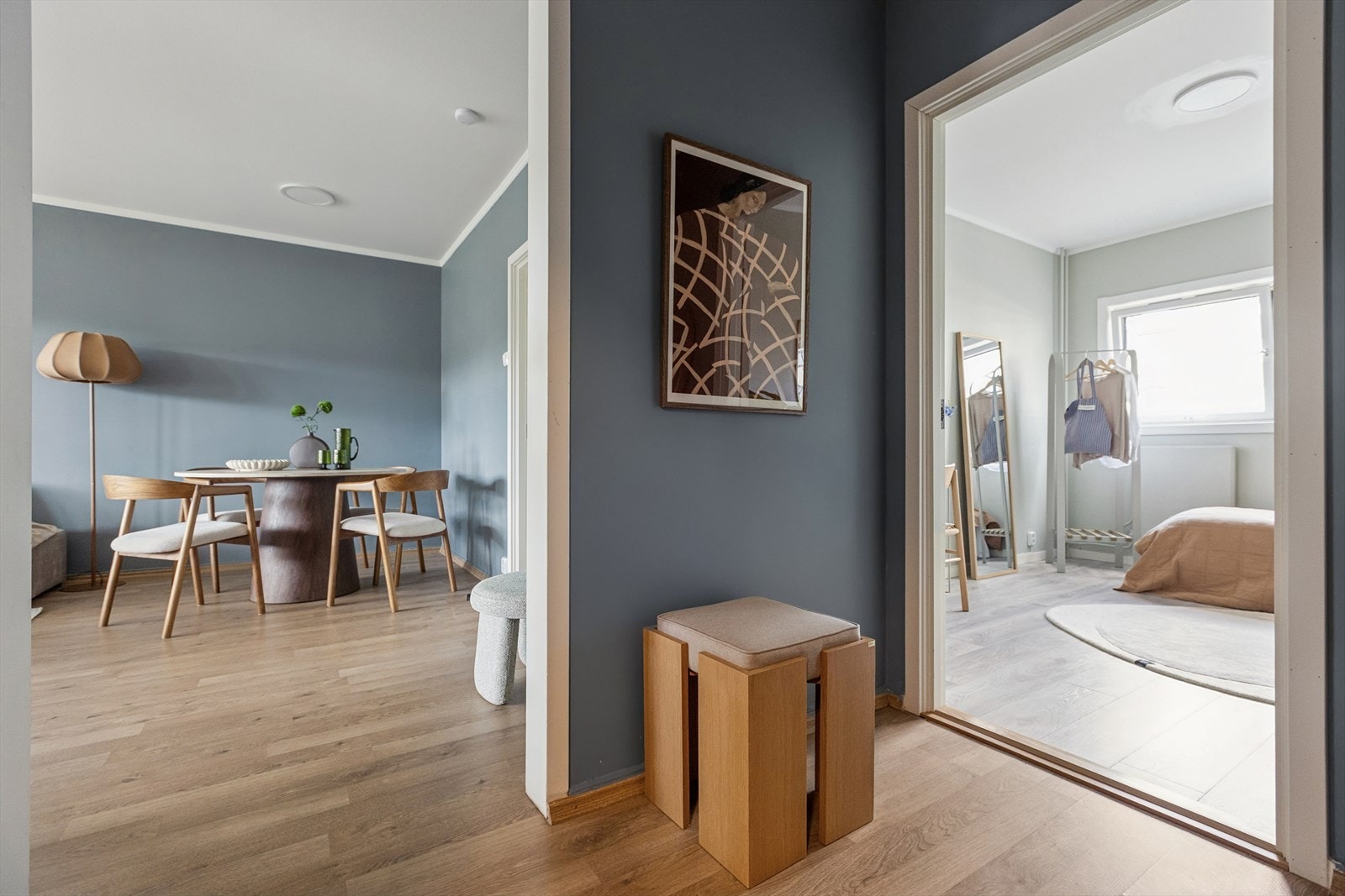 Her ønskes du velkommen inn i en entré med plass til å oppbevare ytterklær og sko. Galleribilde