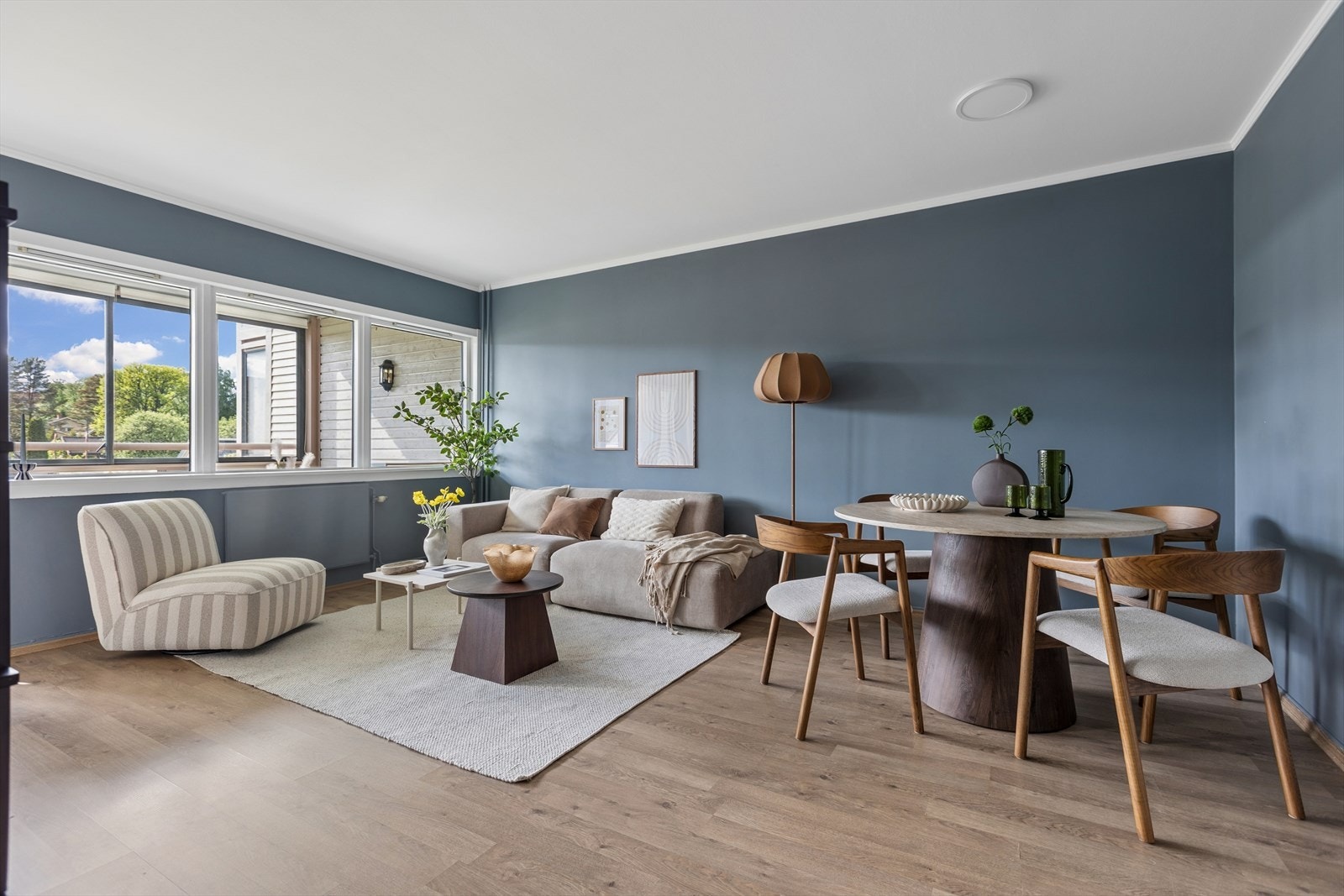 Fra stuen er det utgang til en innglasset balkong. Galleribilde