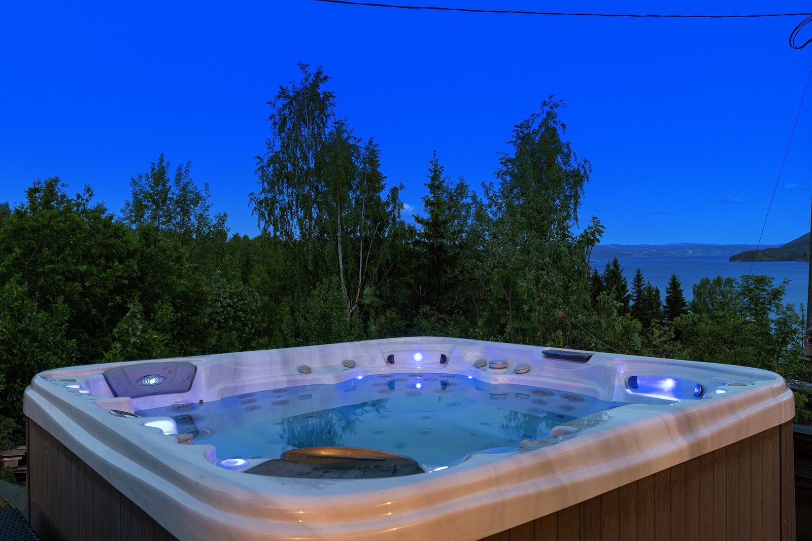 I jacuzzien kan du nyte vakker utsikt over Randsfjorden. Galleribilde