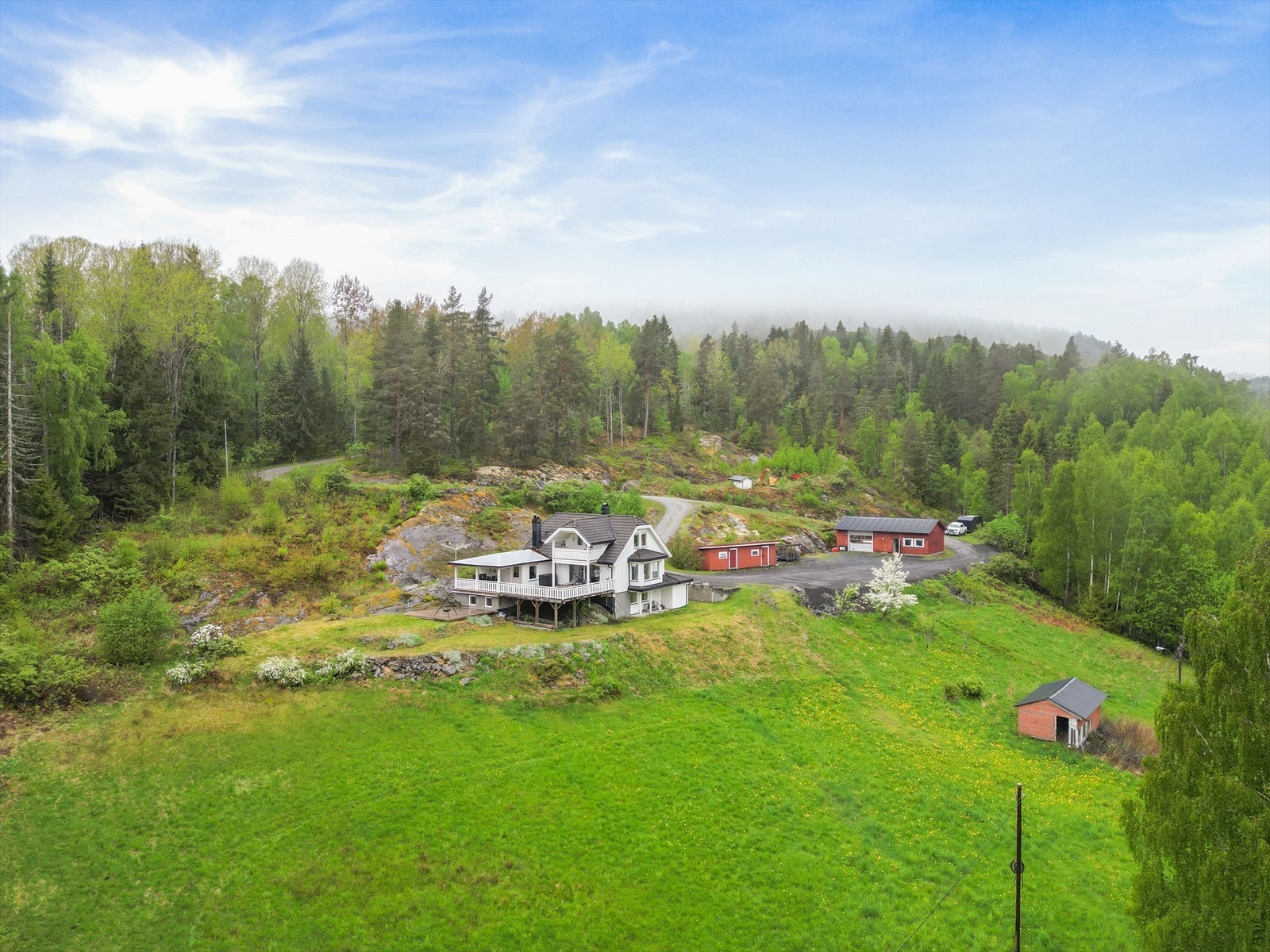 Småbruk med sjarmerende og stor enebolig beliggende ved Nautesund i usjenerte omgivelser. Romslig garasje/verksted/Uthus Galleribilde