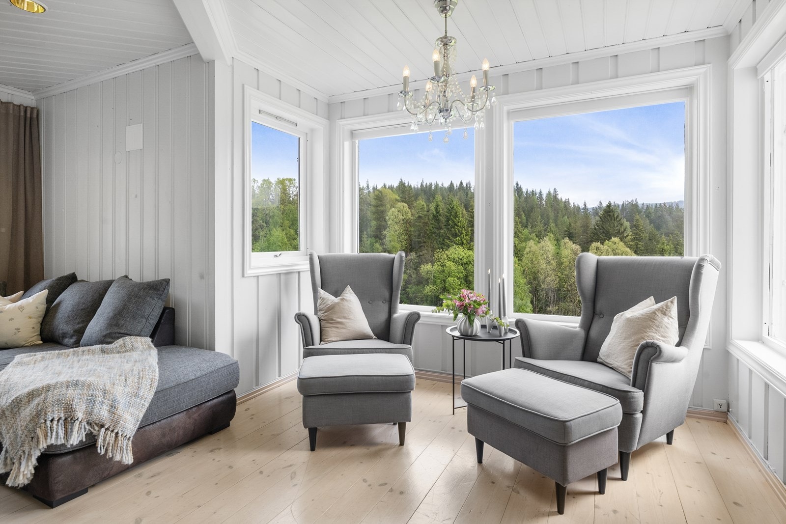 En lys og luftig stue med flere møbleringsmuligheter for både sofagruppe og lesekrok. Galleribilde