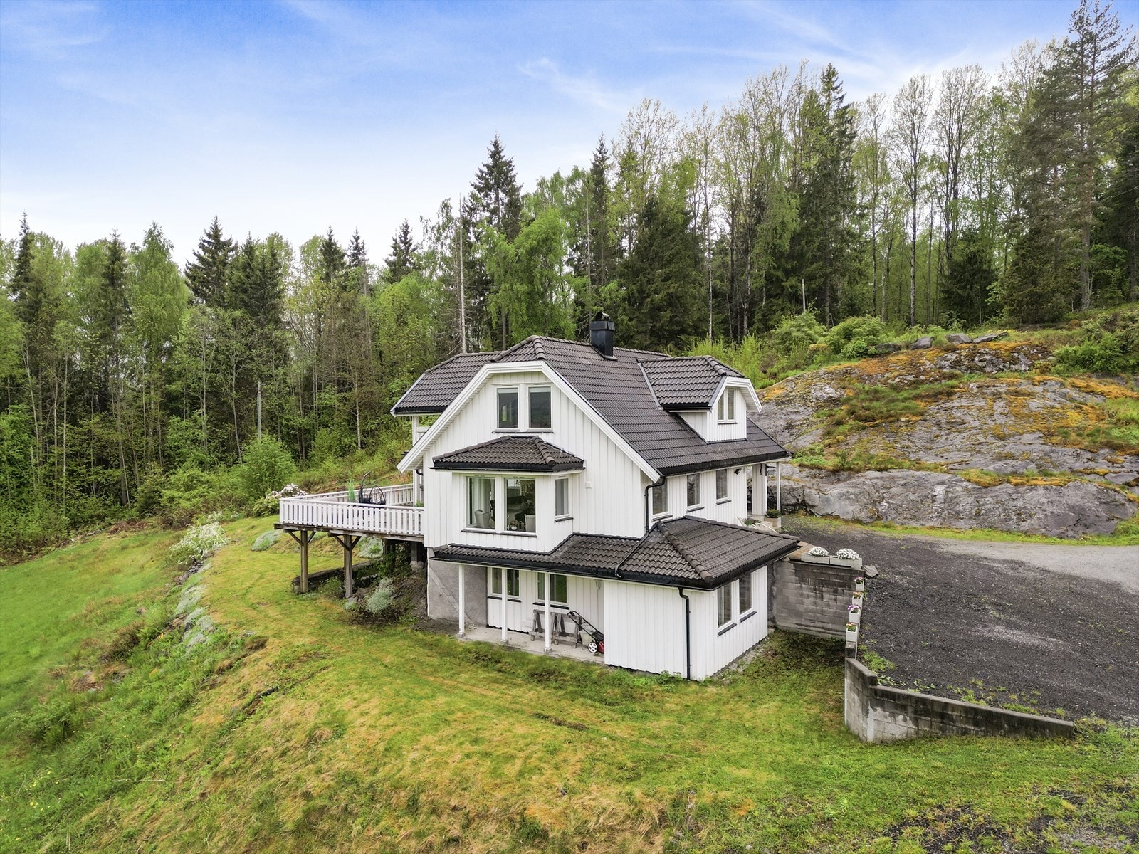 Fasaden har stående bordkledning, og taket er tekket med betongtakstein. Galleribilde