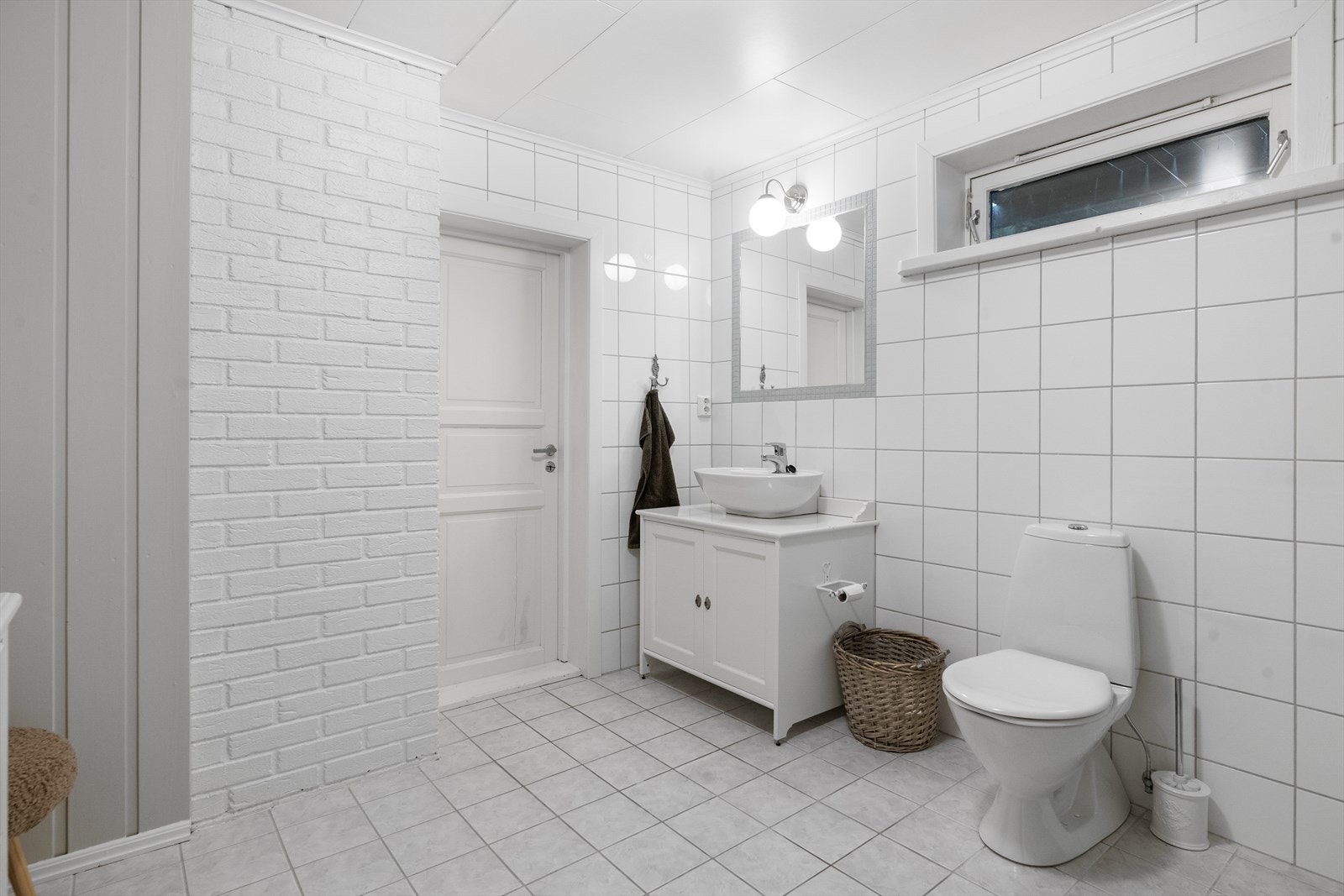 Badet har varmekabler i gulvet og avtrekksvifte i yttervegg. Galleribilde