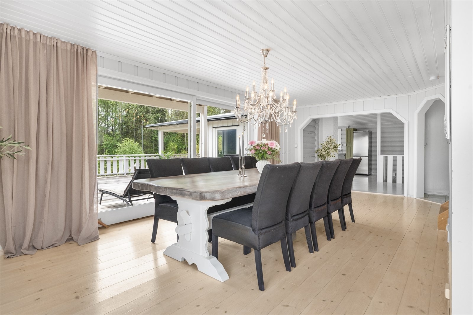 Fra spisestuen er det direkte utgang til den store terrassen via en heve-skyvedør. Galleribilde