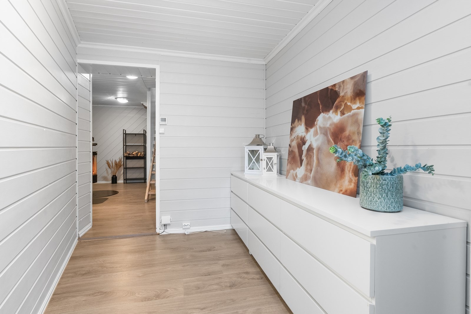 Gang i underetasjen. Det er varmekabler i gulvet i alle rom i denne etasjen, med unntak av boder og trappegang. Galleribilde
