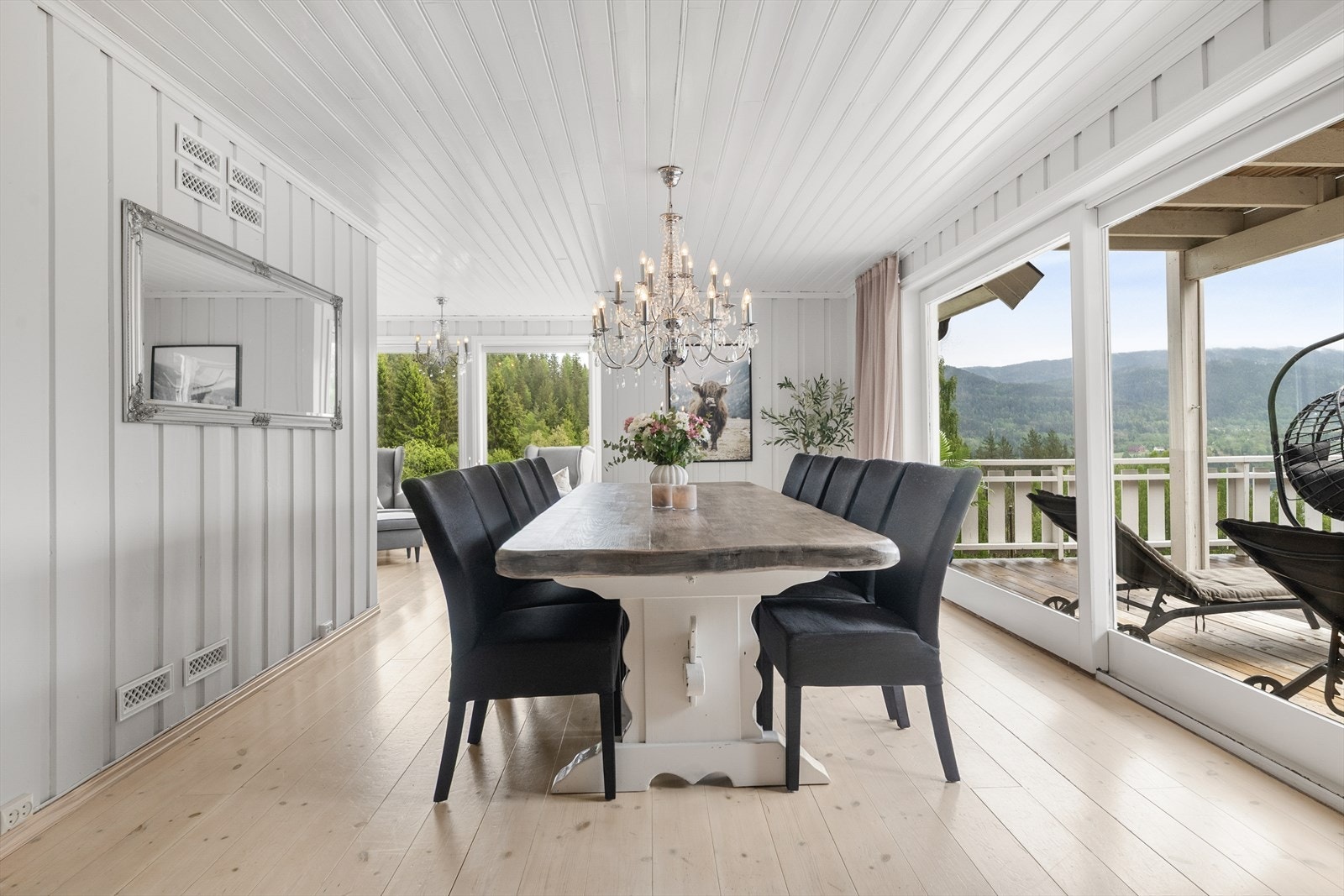 Spisestuen har god plass til langbord for hyggelige sammenkomster. Galleribilde