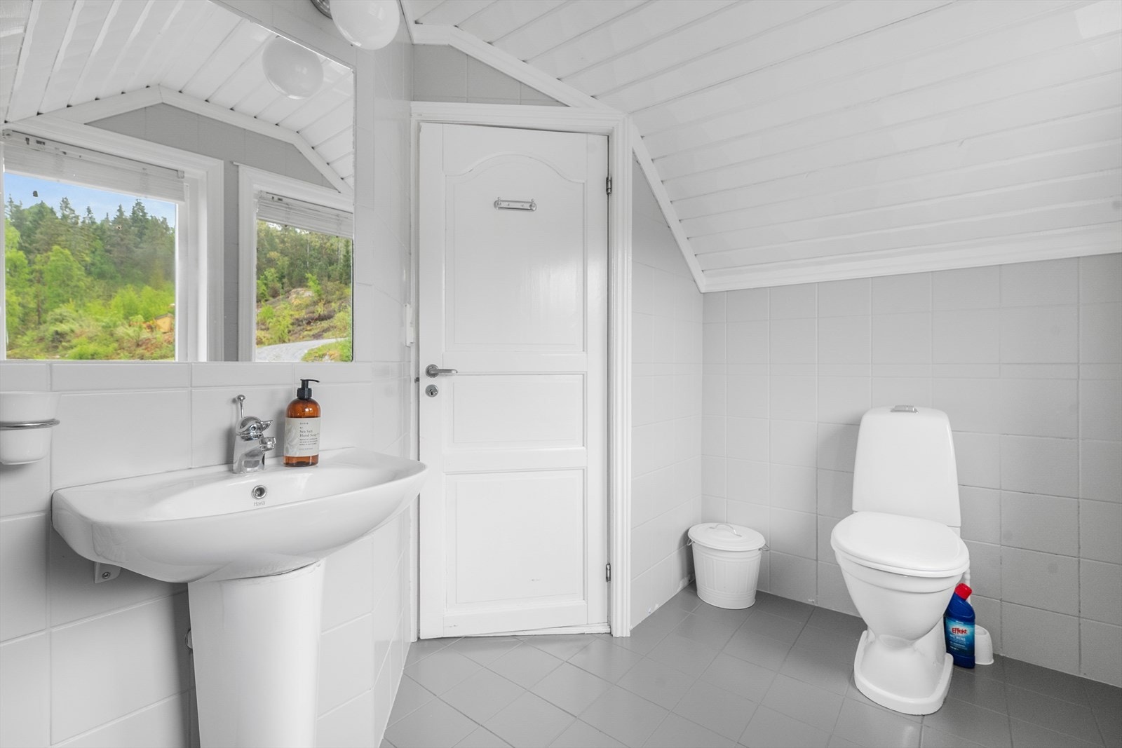 Badet er utstyrt med toalett, servant og har opplegg for badekar. Galleribilde