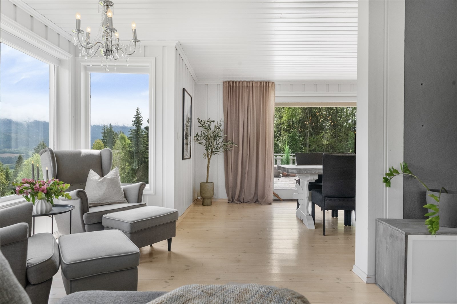 Stuen har en åpen og sosial planløsning med god forbindelse mellom de ulike sonene. Galleribilde