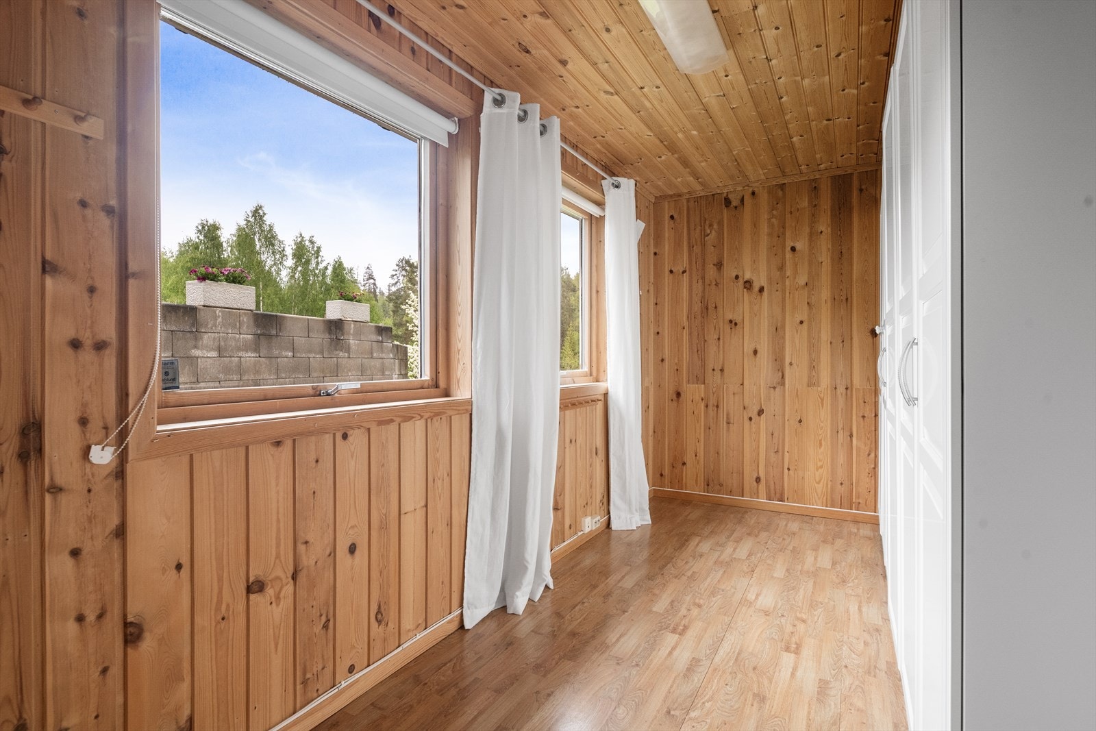 Innredet rom i underetasjen med laminat på gulv og trepanel på vegger. Galleribilde