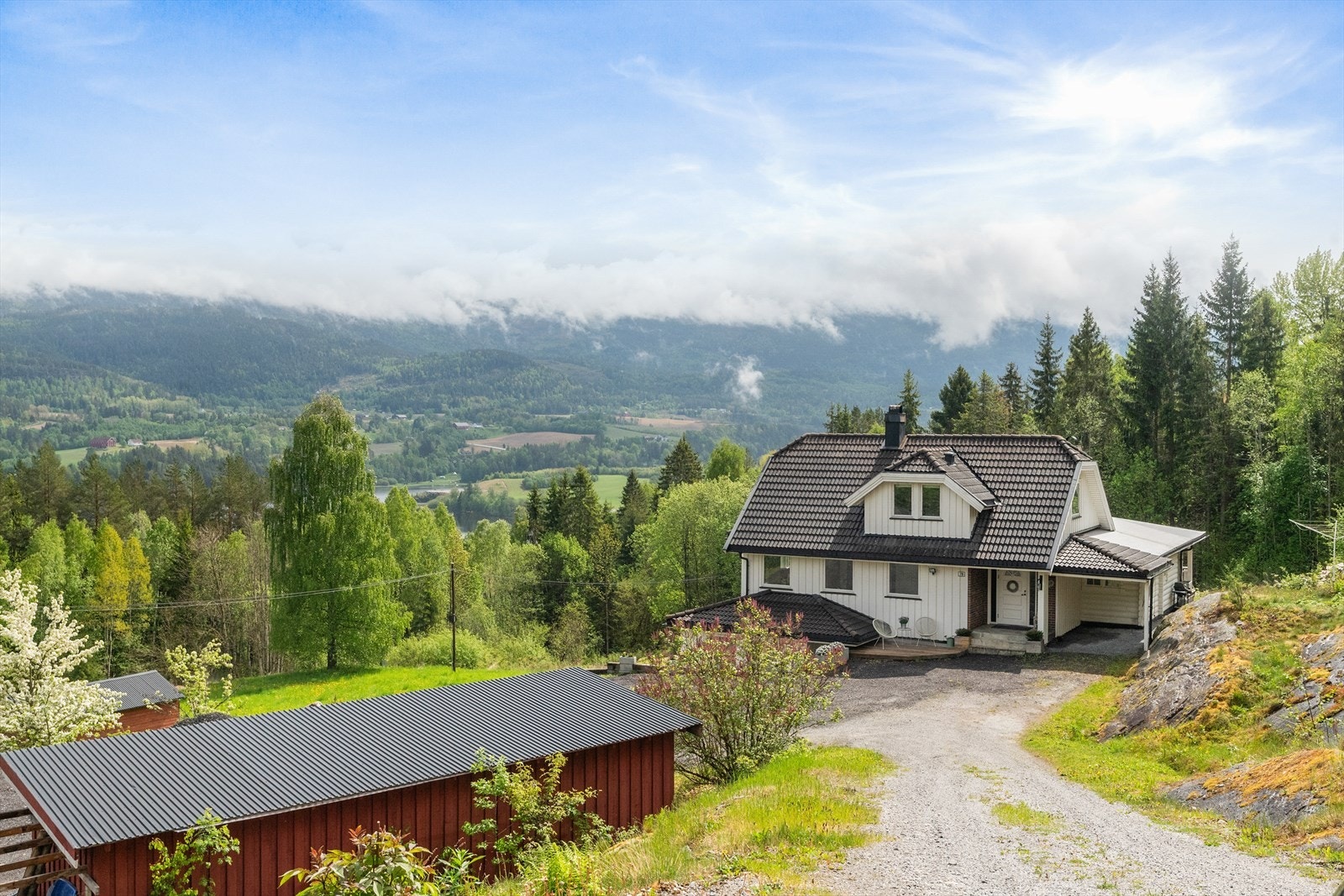 Området byr på flott natur og flere turstier, med kort vei til både Gvarv og Notodden sentrum. Galleribilde
