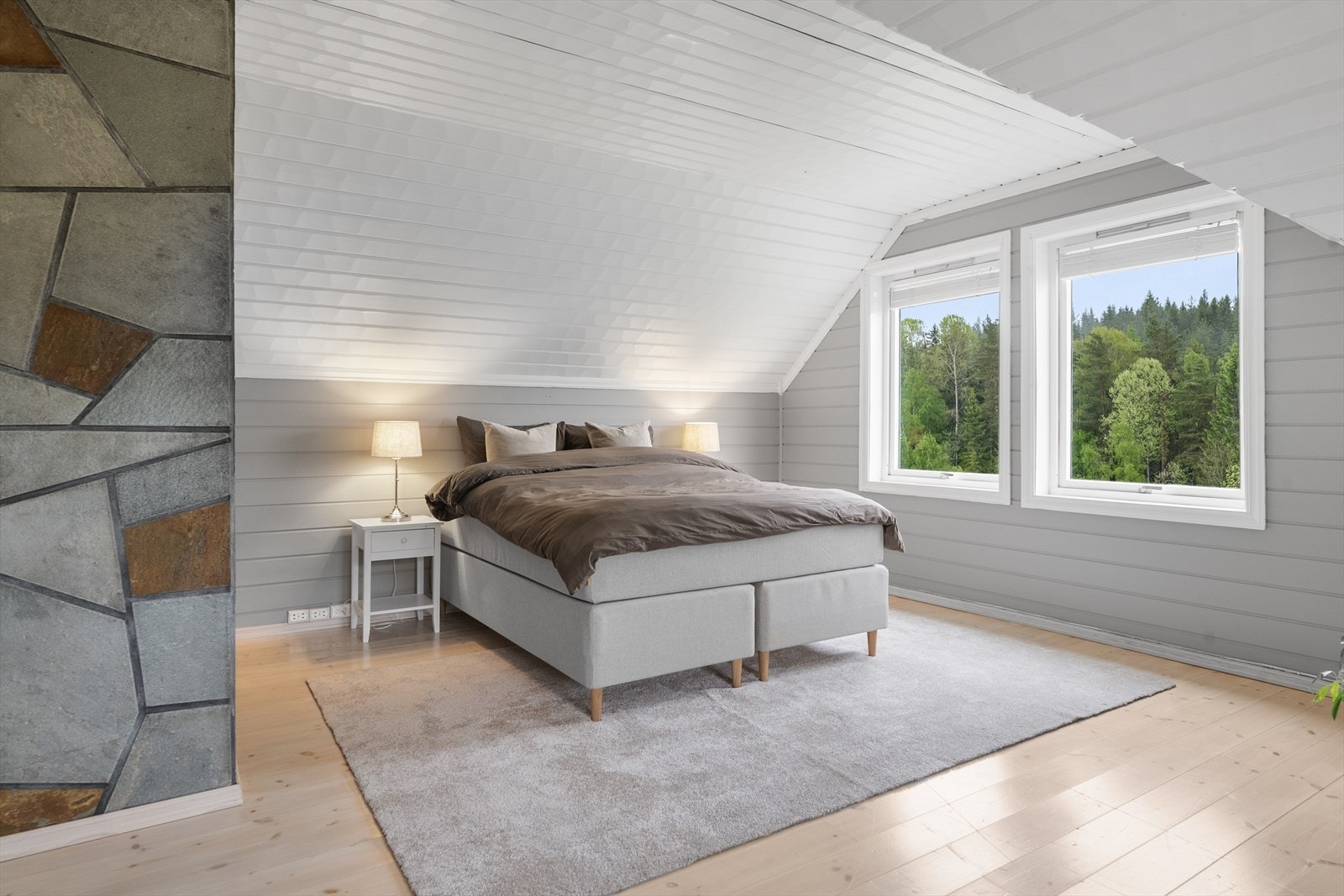 Oppe i 2. etasje er det stue, soverom og et bad, evt. kan loftstuen benyttes som soverom. Galleribilde