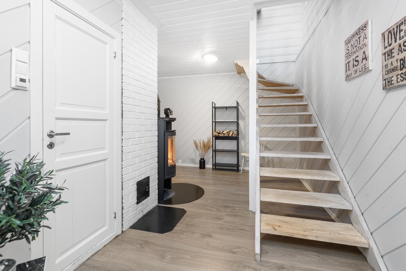 Entré i underetasjen med vedovn fra 2009 og malt tretrapp opp til første etasje. Galleribilde
