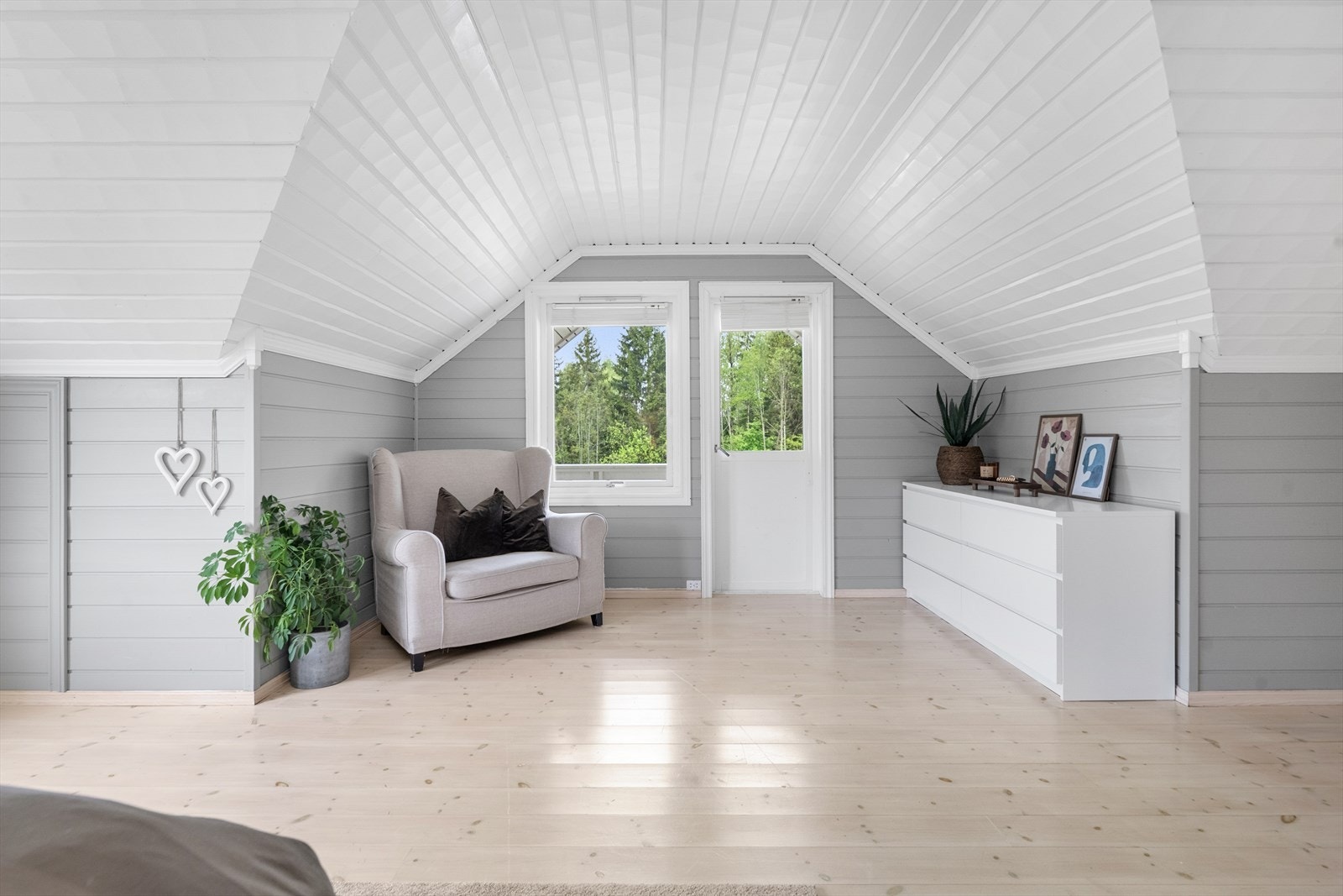 Loftstue i andre etasje med utgang til en terrasse på 7 m². Galleribilde