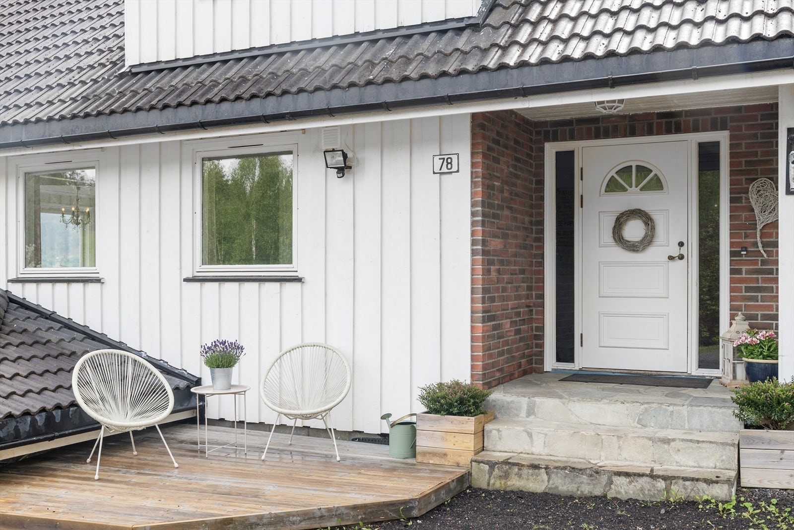 Inngangspartiet har en trapp kledd med skifer og en liten platting. Galleribilde