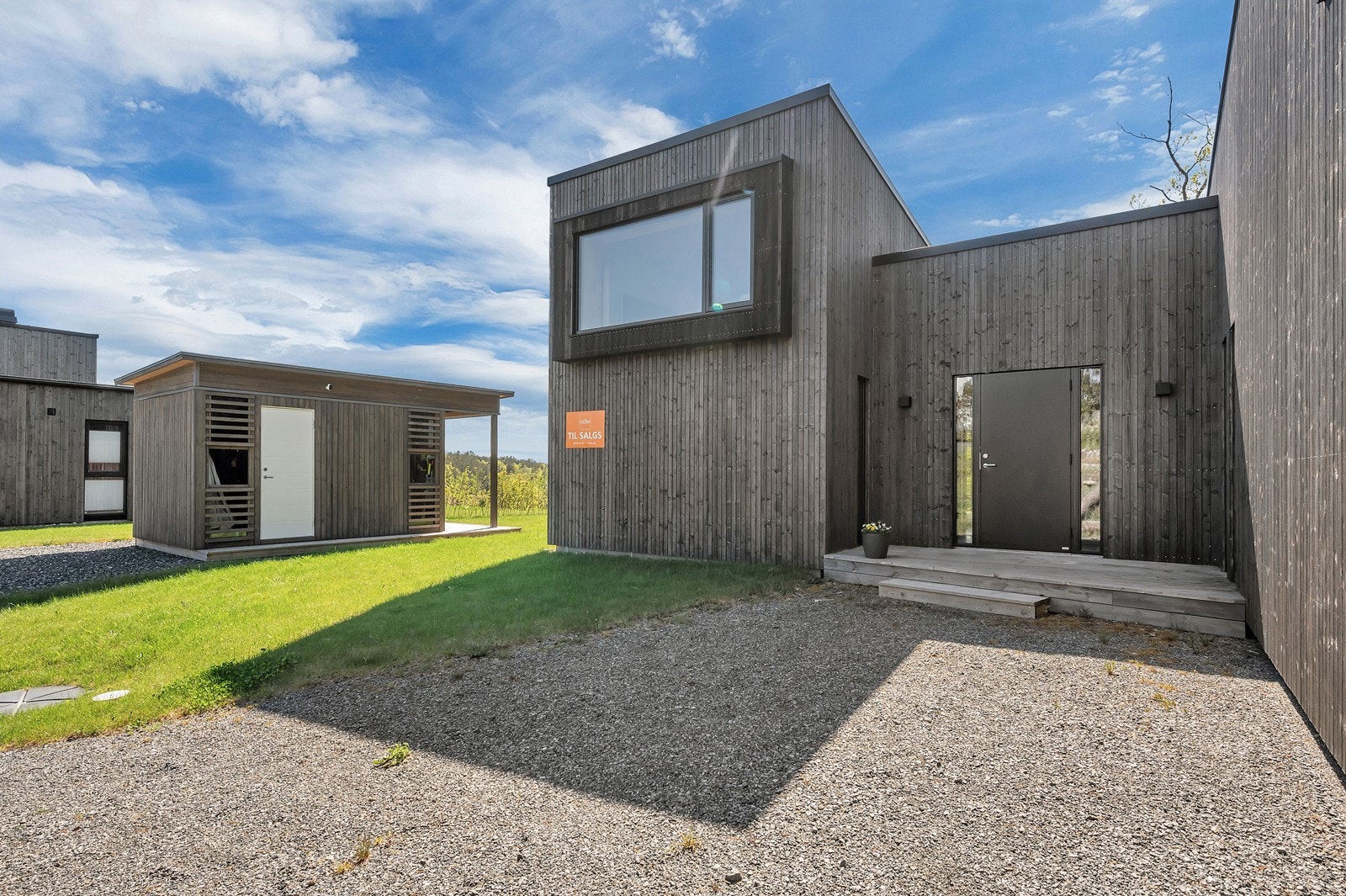 Parkeringsplass på tomten med EL-lader. Galleribilde