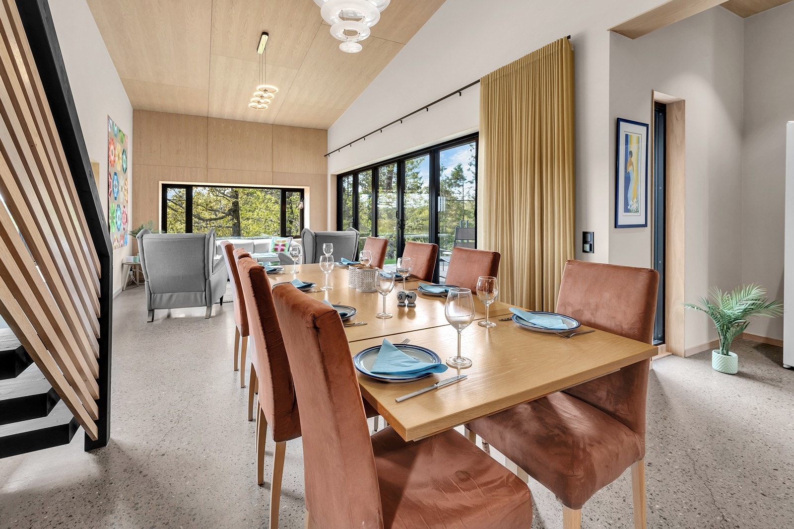 Her har man plass til spisebord, stoler og sofagrupper. Galleribilde