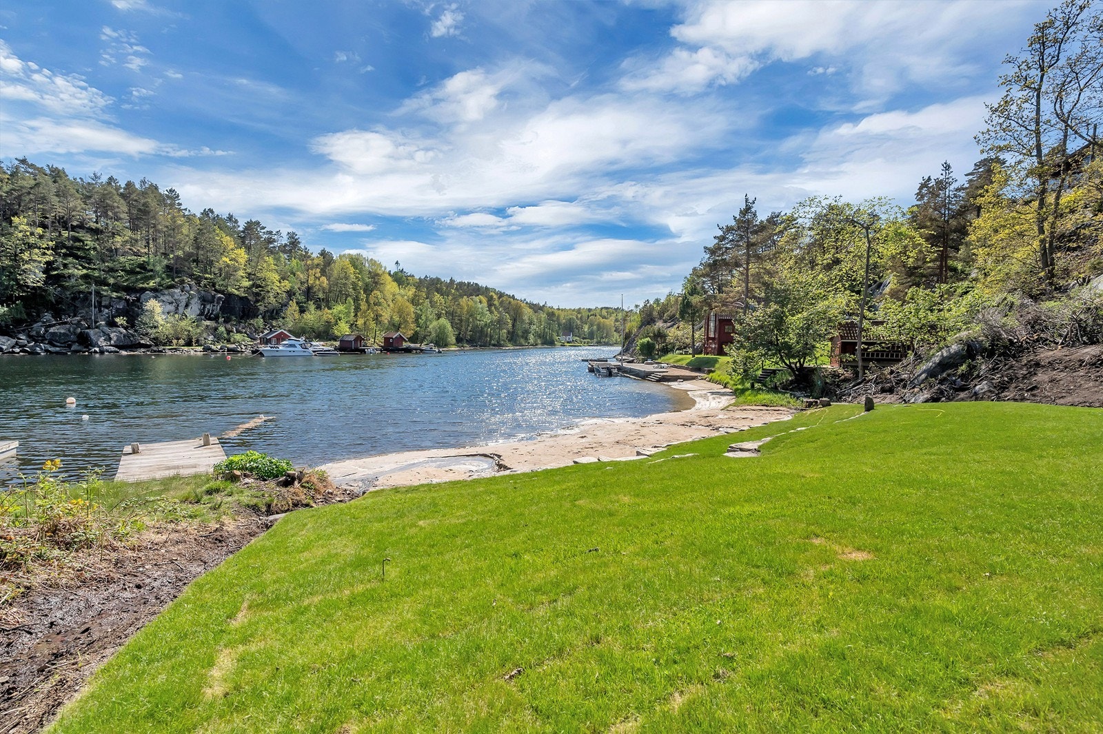 Felles strand og grøntareal. Perfekt til for både avslapning og aktive dager med familien og venner. Galleribilde