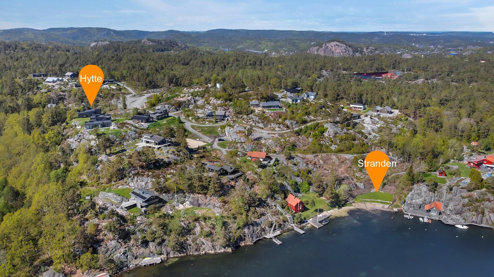 Svært barnevennlig beliggenhet med sjø, strand og volleyballbane kun 200-300 meter unna hytta. Galleribilde