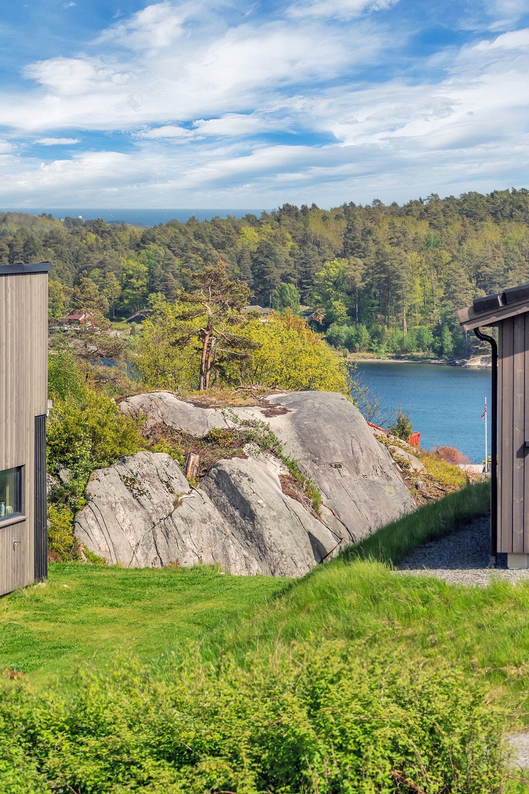 Utsikt fra hems mot sjøen. Galleribilde