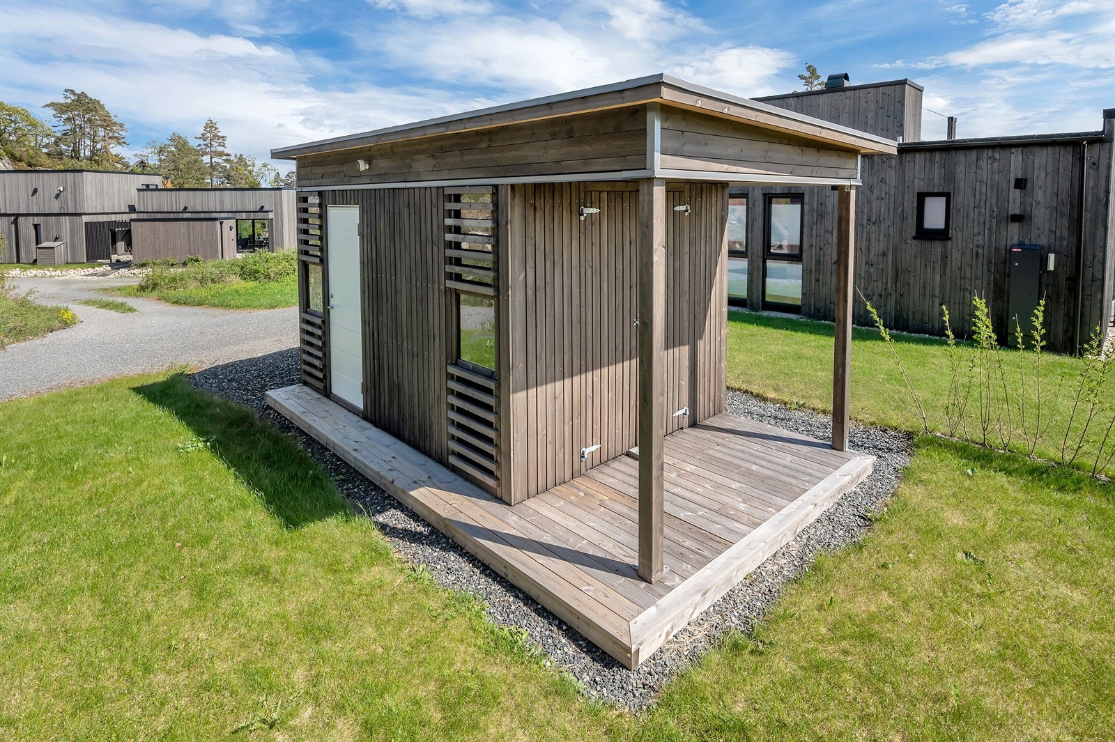 Utvendig bu med to boder hvor du kan lagre hagemøbler, gressklipper osv. Galleribilde