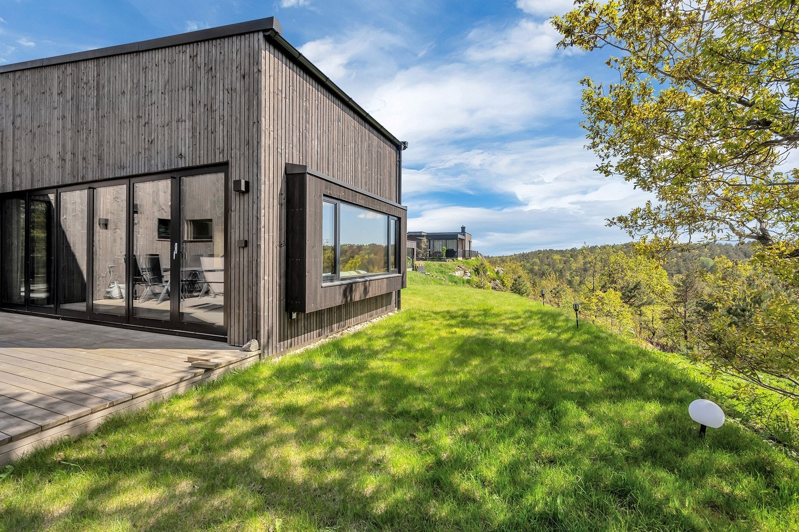 En pen og innholdsrik hytte med meget moderne standard- og løsninger, som bl.a. smarthusløsning. Galleribilde
