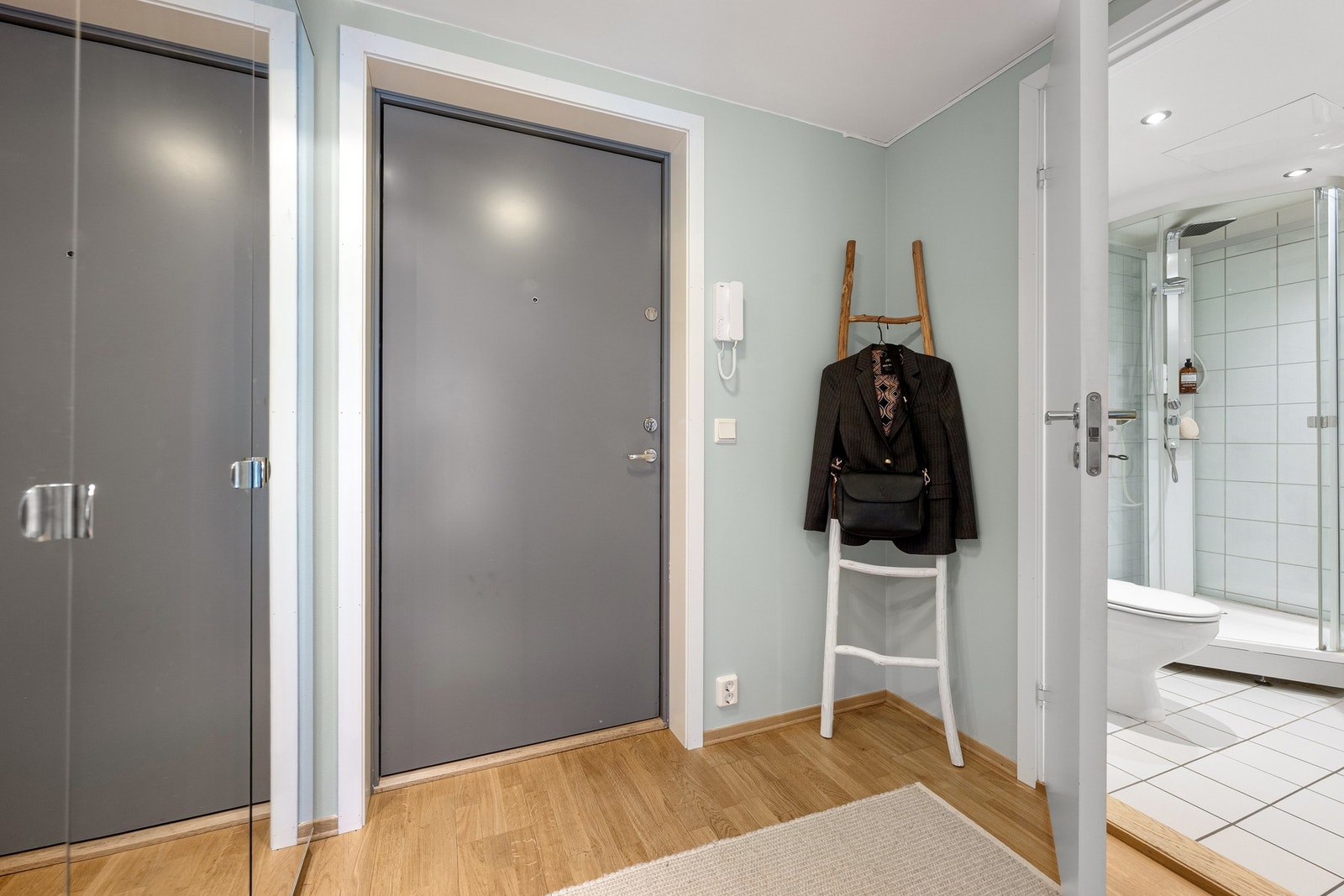 Romslig entré Galleribilde