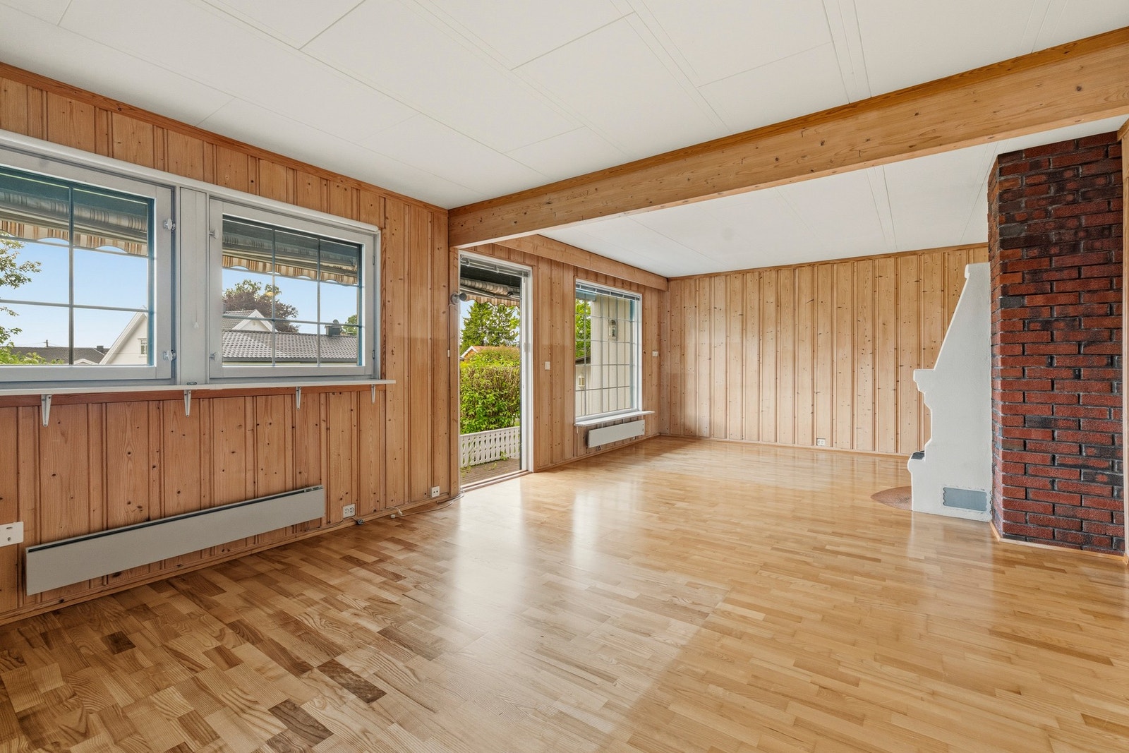 Gulvet er belagt med parkett, og veggene er kledd med tapet og panel Galleribilde
